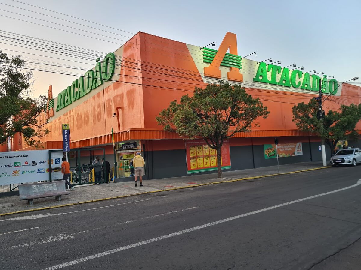 Transformação do mercado Big para Atacadão realizada em 90 dias de obra, localizado na Rua Duque de Caxias, Nº 3447, Centro – CEP: 97.500-183 – Uruguaiana/RS com área total de 6.739 M². Na transformação foi realizada a criação de novos ambientes conforme novo layout proposto através de demolição e construção, troca de revestimentos, pintura interna e externa, reparos na cobertura, e reforço de piso no salão de vendas. As instalações prediais de elétrica, hidráulica, hidrossanitário e de incêndio foram adequadas para atender a novo uso da edificação.
OBS: Nas duas primeiras fotos (fachada frontal e lateral) temos o empreendimento entregue e com todas as etapas concluídas, nas próximas fotos demonstramos o avanço das obras com foco no reforço de base com concreto e acabamento com polimento do salão de vendas, revisão do sistema de iluminação para atender o novo sentido dos porta pallets, e acabamentos em geral com requadros de novas aberturas, instalação de revestimentos e pintura. Mais uma obra onde fica evidenciado a beleza e funcionalidade que o estabelecimento recebeu após a transformação.
🙏🏻 🚧
#construction #construtora #construção #engenharia #engenhariacivilbr #arquitetura #canteirodeobras #obra #empreendimento #concreto #estruturametálicas #retrofit #reforma #transformação