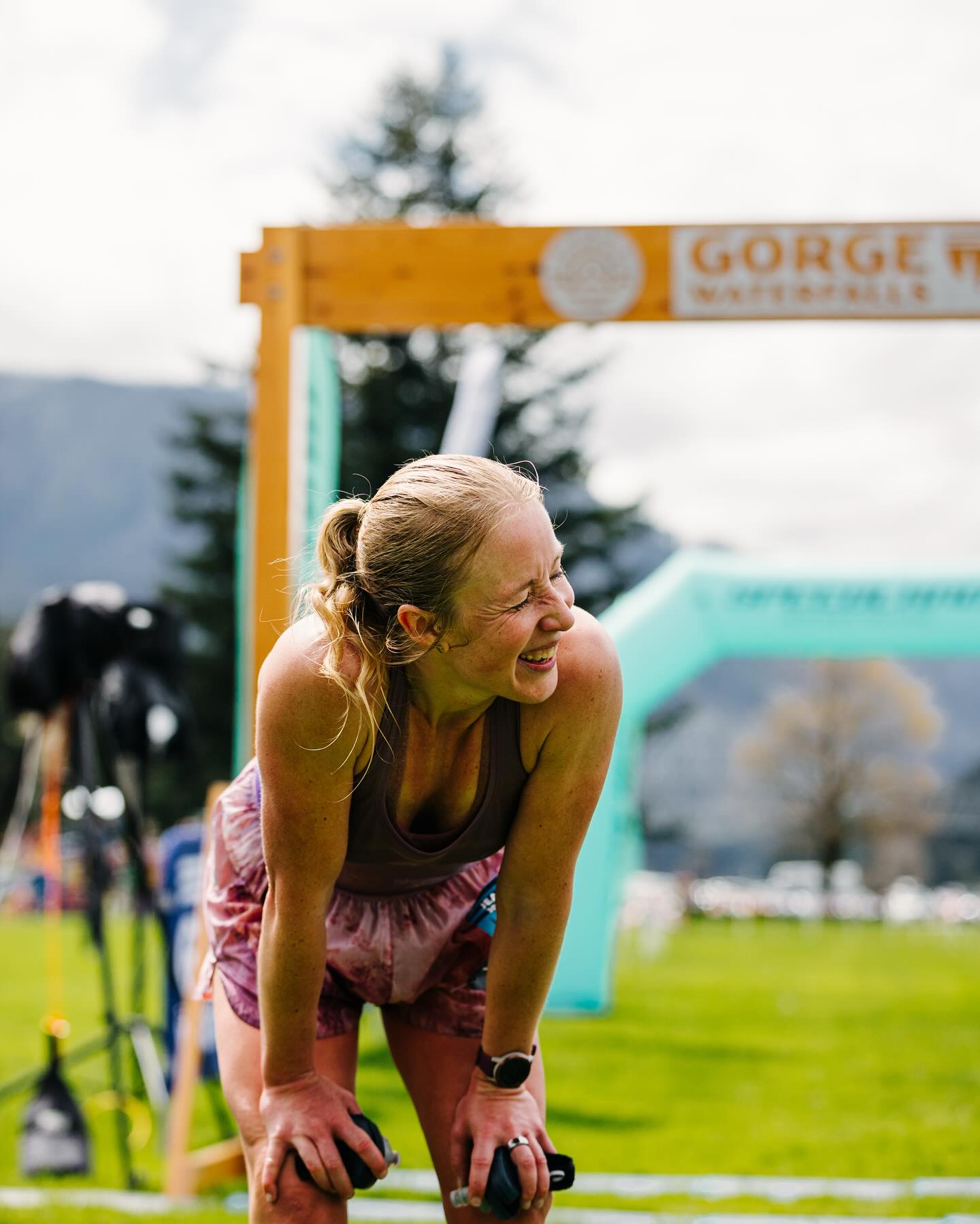 Those season opener feels vs ➡️ those real season opener feels 😅🥵🫠
What a beautyyy weekend soaking up all the magic of the Columbia River Gorge area @daybreakracing @runfreetrail Gorge trail race.
Started the season out good and hard jumping into Gorge 30k.. I tell yah, the sub-ultra scene is off the charts, well, allll racing is off the charts these days really!! My objective was to execute a flawless hydration & nutrition plan thanks to the help of @mountain.sports.dietitian and keep my foot on the gas and effort high the whole way through and see where that landed me.. unfortunately, my right foot landed on an off step ~9km (5miles) into the race and with the sound and feel of a solid ankle pop, I thought my day might’ve been done.. I stopped hard, proceeded to hobble, walk, light jog, run, assess with each movement my pain and how bad this thing was.. thanks to some proper adrenaline and cautious movement, I was able to proceed and get to that finish line. I still managed to pull off sneaking under 3 hours, but missed hitting that FM Top 10 finish I knew I could’ve chased without the ankle roll.. how she goes sometimes.
The joys of our sport 🙃 even hard days can still leave you smiling when surrounded by amazing trail community, friends and family on a beauty course, running behind and through waterfalls 🥹 Massive thanks to the @sunshinecoasttrailrunners representation (@_tom_ward @joneal) and @jwcjwc12 for being out there to crew and cheer me, meant the world!! And to my mom and pops for doing a little road trip with me so my dad could watch me race on his bday 🎂😅✨!! Grateful for coach @shesallgood21 and all her PT knowledge to hopefully get me back and going for next months Tilli burn…and most importantly building towards the bigggg goal this year- CCC by @utmbworldseries in August 🥹❤️🔥✨!!
Congrats to everyonnneee out there this weekend on all your races!! So stellar to crew and witness and soak in all the insanely inspiring performances these days!!! And thanks to @daybreakracing for the always awesome events!! 2025, let’s do this!!
pc: 1&2 the amazing @somerrunner ✨
#happiness #trailrunning #trailrace #running #trails