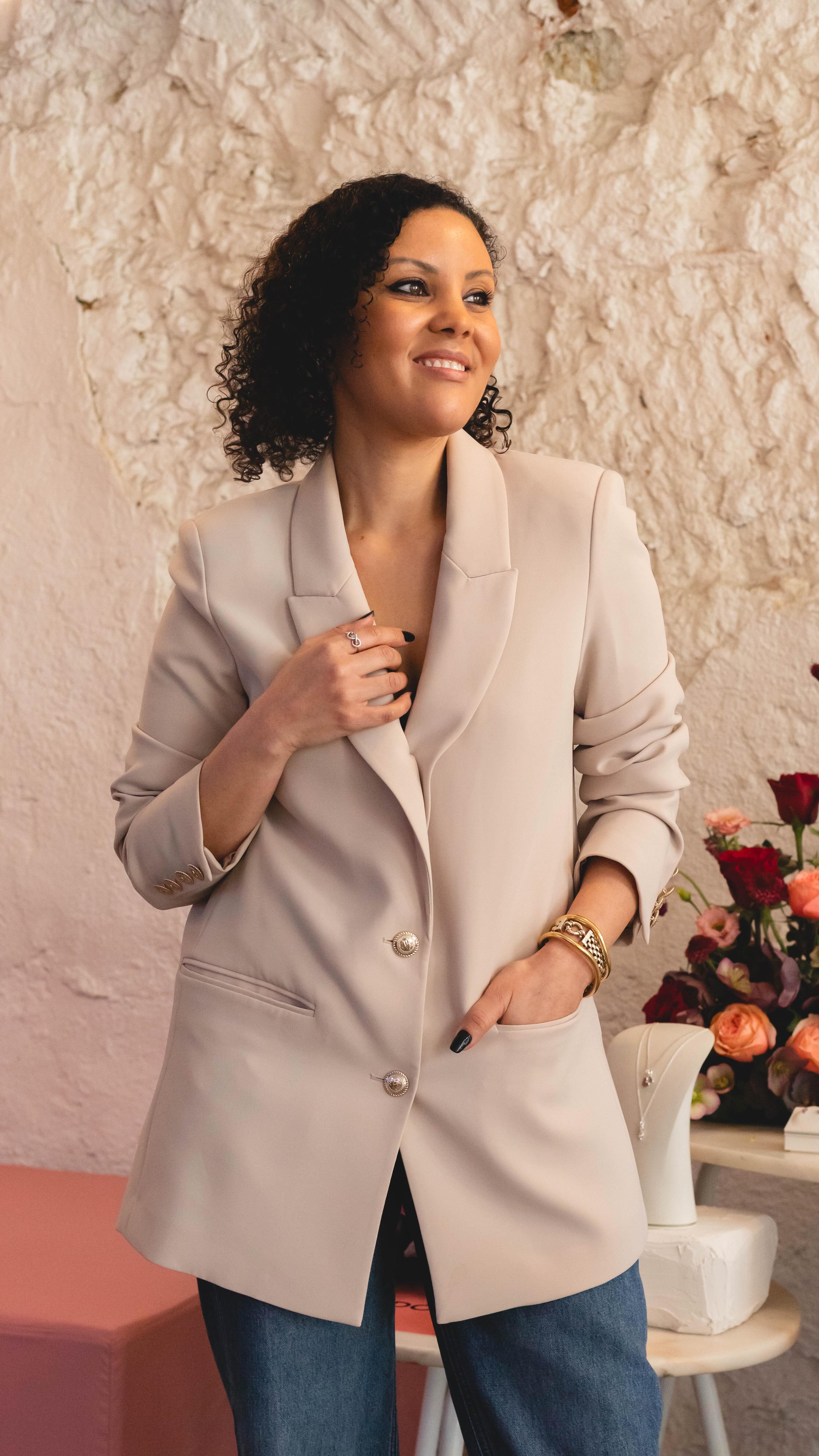 Recentemente estive no evento da @theofficialpandora , onde fiquei a conhecer as novidades para uma data muito especial: o Dia da Mãe 💖 Fiquei encantada pela atenção ao detalhe, pelo design sofisticado e pelo simbolismo que cada peça carrega ✨
Se pudesses escolher apenas uma peça desta nova coleção da Pandora para oferecer, qual seria? 🤩