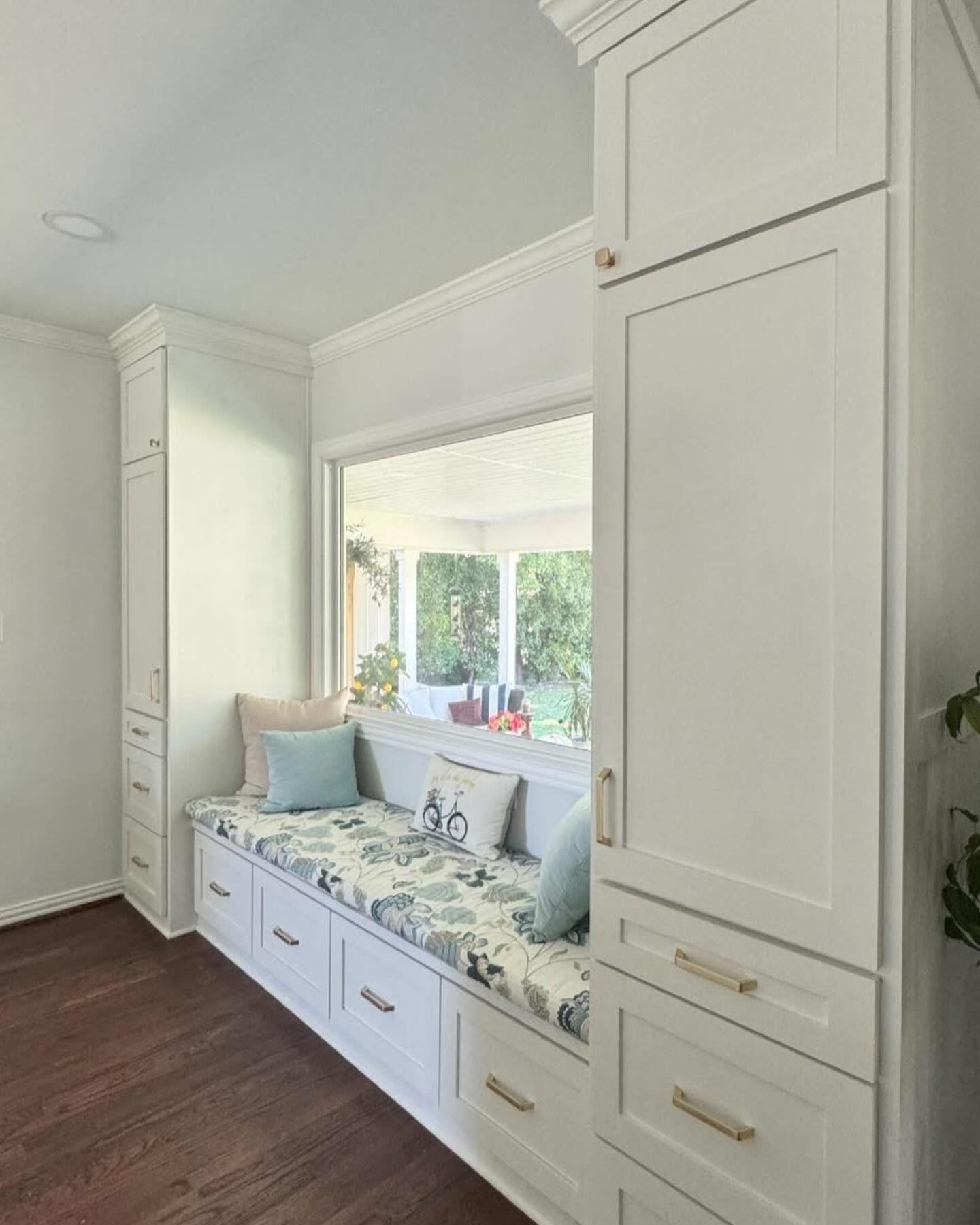 Comfort, style, and storage units in this perfect sunshine spot, featuring beautiful shaker cabinets ☀️🌷
-
-
-
-
#zapatacustomcabinets #customcabinetry #dfw #custommade #HomeDecor #RenovationInspo #KitchenGoals #HomeRenovation #DesignInspo #KitchenLove #HomeSweetHome #KitchenDesign #RenovationDoneRight #KitchenRefresh #HomeMakeover #DIYDecor #KitchenStyle #InteriorDesign #HomeTransformation #KitchenInspo #RenovationIdeas #RaisedPanelCabinets #ElegantKitchenDesign #CustomKitchenCabinets #HomeSweetKitchen #KitchenInspiration