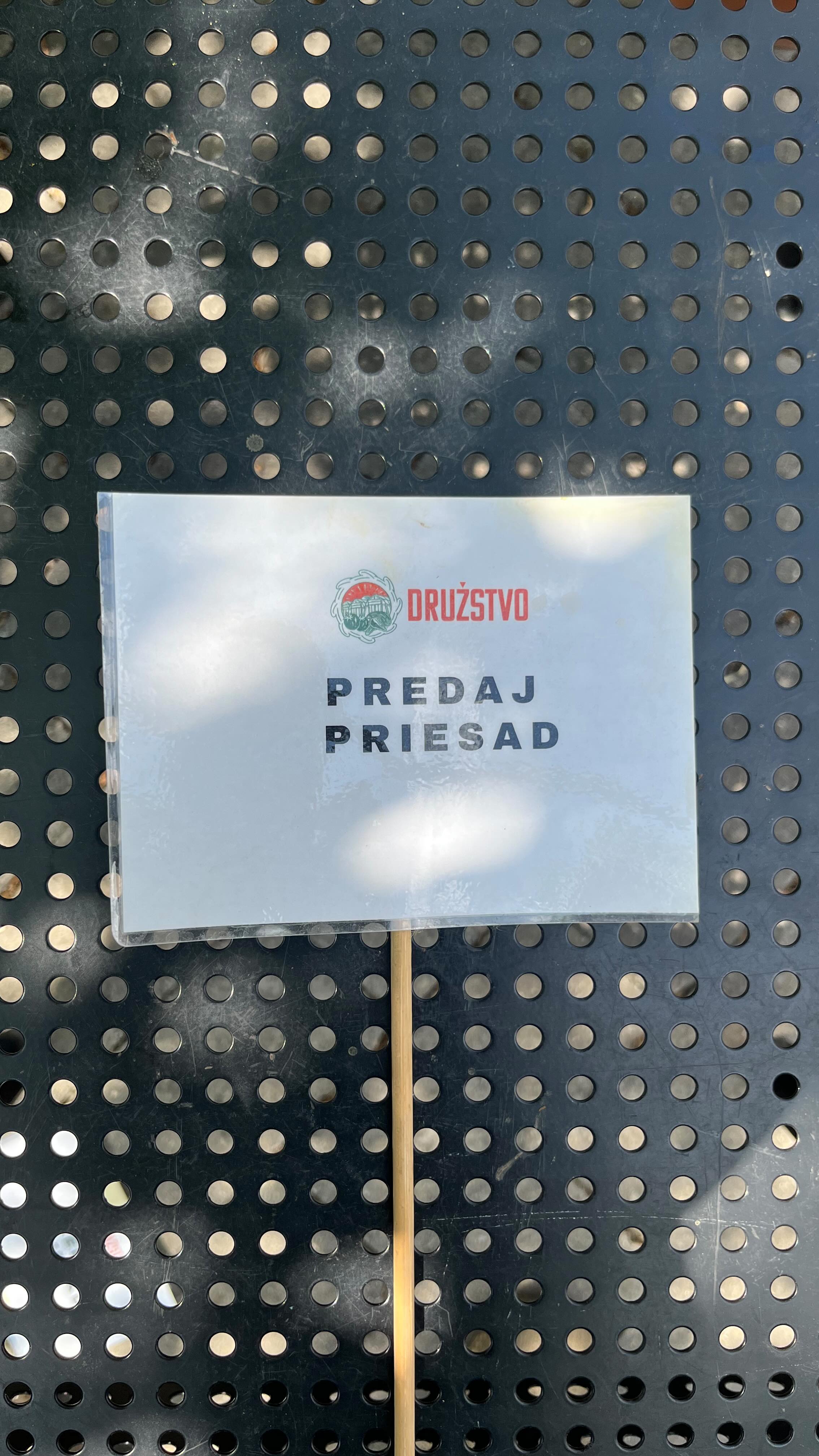 Často sa nás pýtate: „Máte len paradajky?“
Nie, určite nie. Okrem viac než 60 odrôd paradajok máme aj široký výber ďalších priesad a rastlín, ktoré sme si pracovným názvom pomenovali ako „bordel“.
Aby ste si vedeli predstaviť, čo všetko tým myslíme, pripravili sme pre vás krátke video. Ukazuje len prvú polovicu našej aktuálnej ponuky – tá druhá je už od minulého roka prehľadne označená na cedulkách.
V sortimente nájdete rôzne druhy paprík, byliniek, menej známe jedlé aj okrasné rastliny, a sem-tam aj niečo, čo jednoducho musíte vidieť na vlastné oči.
Priemerná cena je 2 € za kus.
Zastavte sa, pozrite si našu ponuku – možno objavíte niečo, čo vás naozaj osloví. #paradajky #priesady #rastliny #zahrada #domacazelenina #bylinky #papriky #lokalneprodukty #sezonnenovinky #zahradnictvo #jarnaponuka #zahradkarenie #slovenskazahrada #zelenepotesenie #specialityprezahradu #rareplants #plantloverssk #zeleninazahrady #neparadajkovybordel #zahradnainspiracia