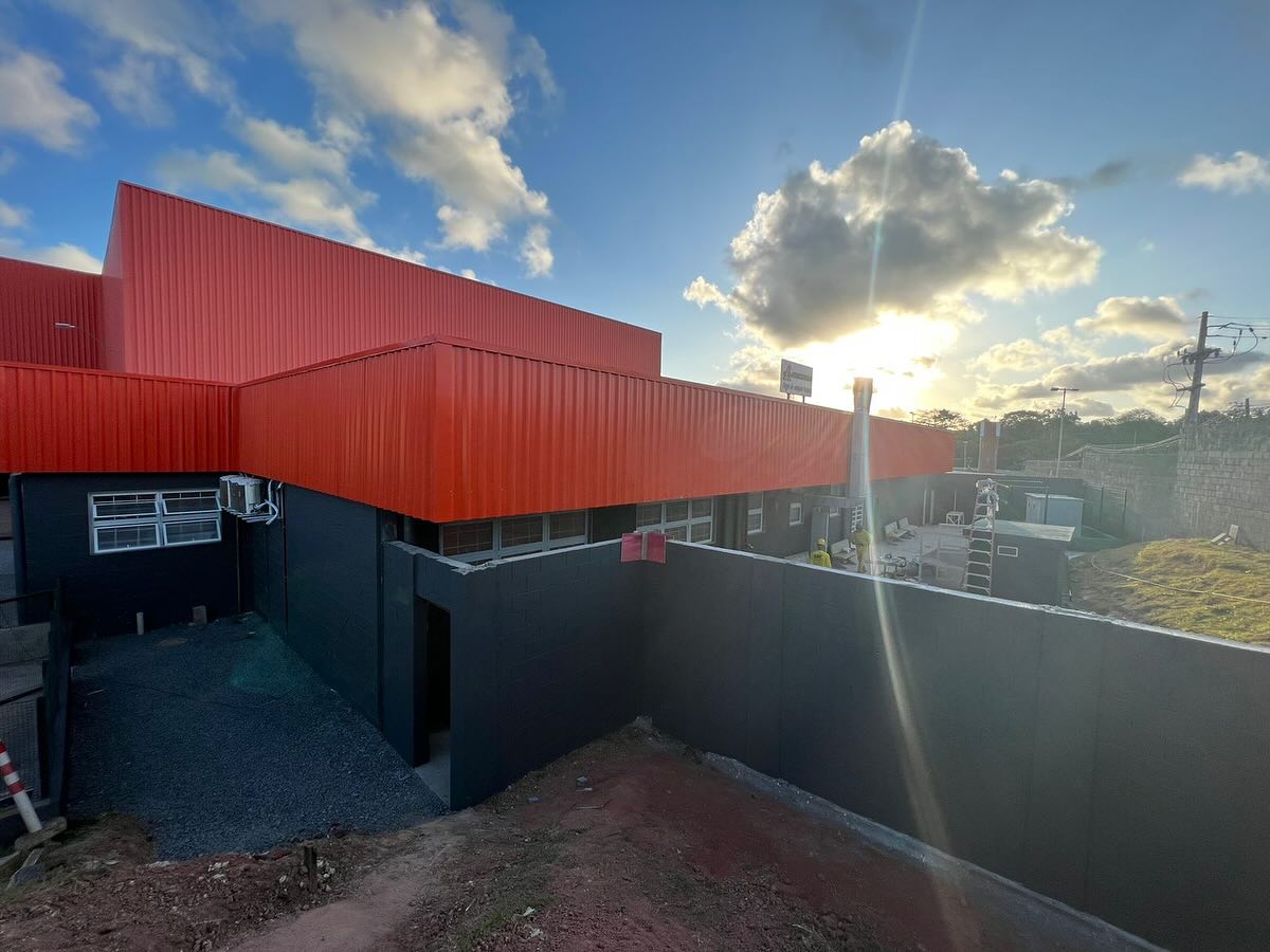 Obra do novo bloco administrativo do Atacadão de Paulista com 700 M² realizada no Supermercado Atacadão localizado Avenida Prefeito Jose Eustaquio de Queiroz, Nº 200, Centro, CEP: 53.401-435, Paulista/PE. Execução de novos ambientes conforme novo layout e usos definidos. Nos serviços foi contemplado preparação do terreno, demolição de ambientes antigos, elevação de alvenaria, concretagem de piso, execução de cobertura e forro, troca de revestimentos, pintura e execução dos sistemas de elétrica, hidráulica, hidrossanitário e incêndio para atender novas áreas do bloco administrativo.
