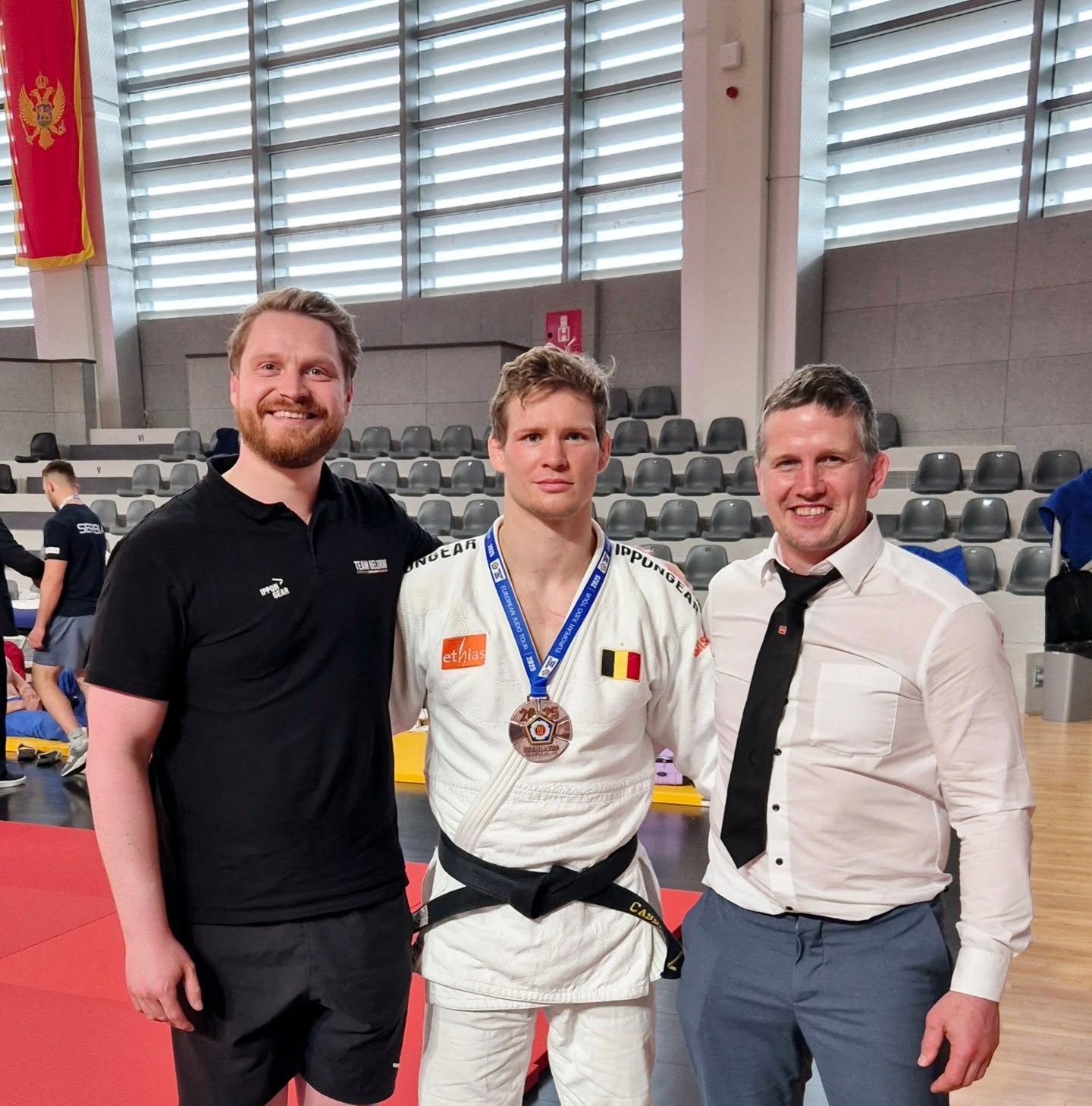 🥋🥉 Een knappe bronze medaille voor Matthias Casse op het Europees kampioenschap judo!
Onze collega Jef was er als sportkinesitherapeut bij om het team te ondersteunen.
Proficiat Matthias, coach Dirk en het gehele team voor deze sterke prestatie! 👏
#ekjudo #judovlaanderen #teamwork #sportkinesitherapie #physio2perform