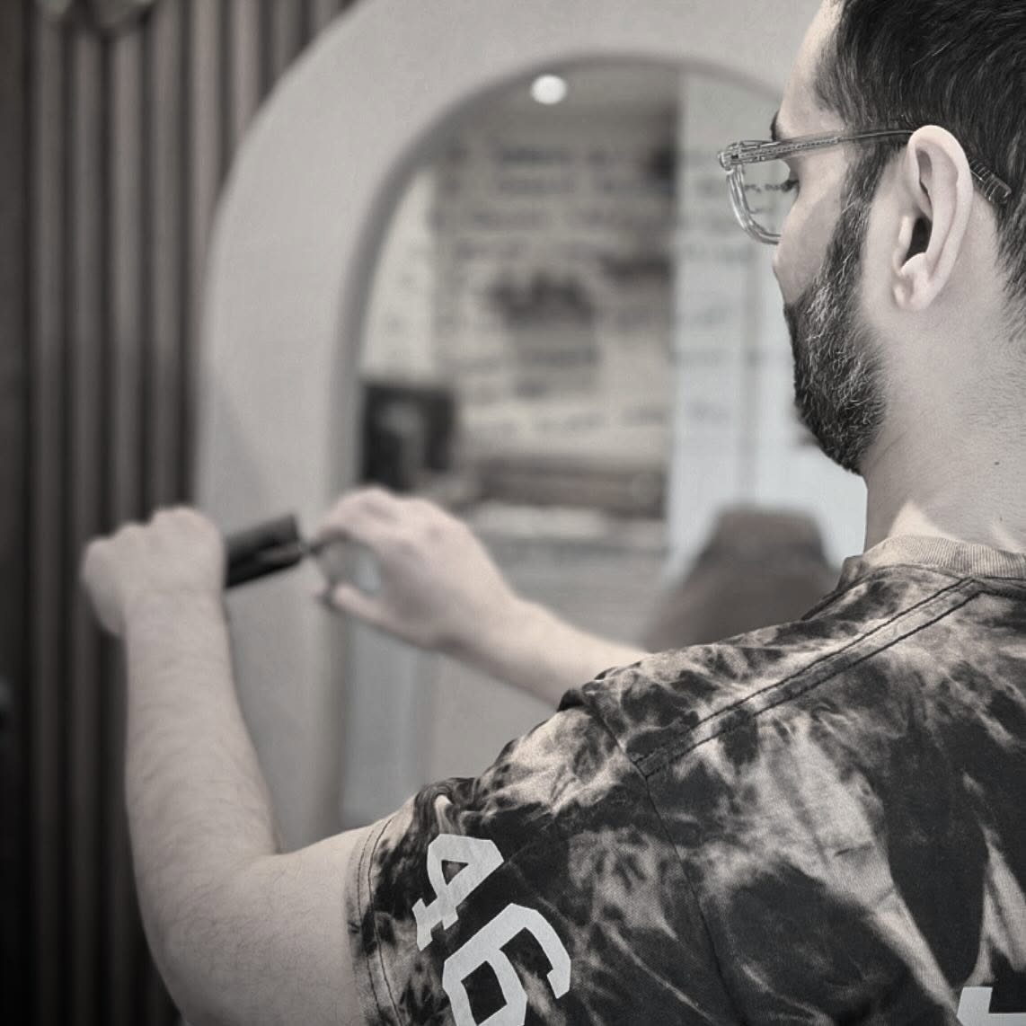 Scissor Over Comb - a timeless barbering technique that separates the amateurs from the artists.
This method gives you ultimate control and precision, allowing you to sculpt shape, blend flawlessly, and work with the natural flow of the hair. It’s especially powerful for creating soft transitions and customising every cut to suit head shape and hair type.
In a world full of clippers, scissor over comb keeps your skills sharp and your results next level.
Master it, and you master the craft.
#BarberEducation #ScissorOverComb #BritishSchoolOfBarbering #BarberSkills #SimplicityRedefined #ProperBarbers