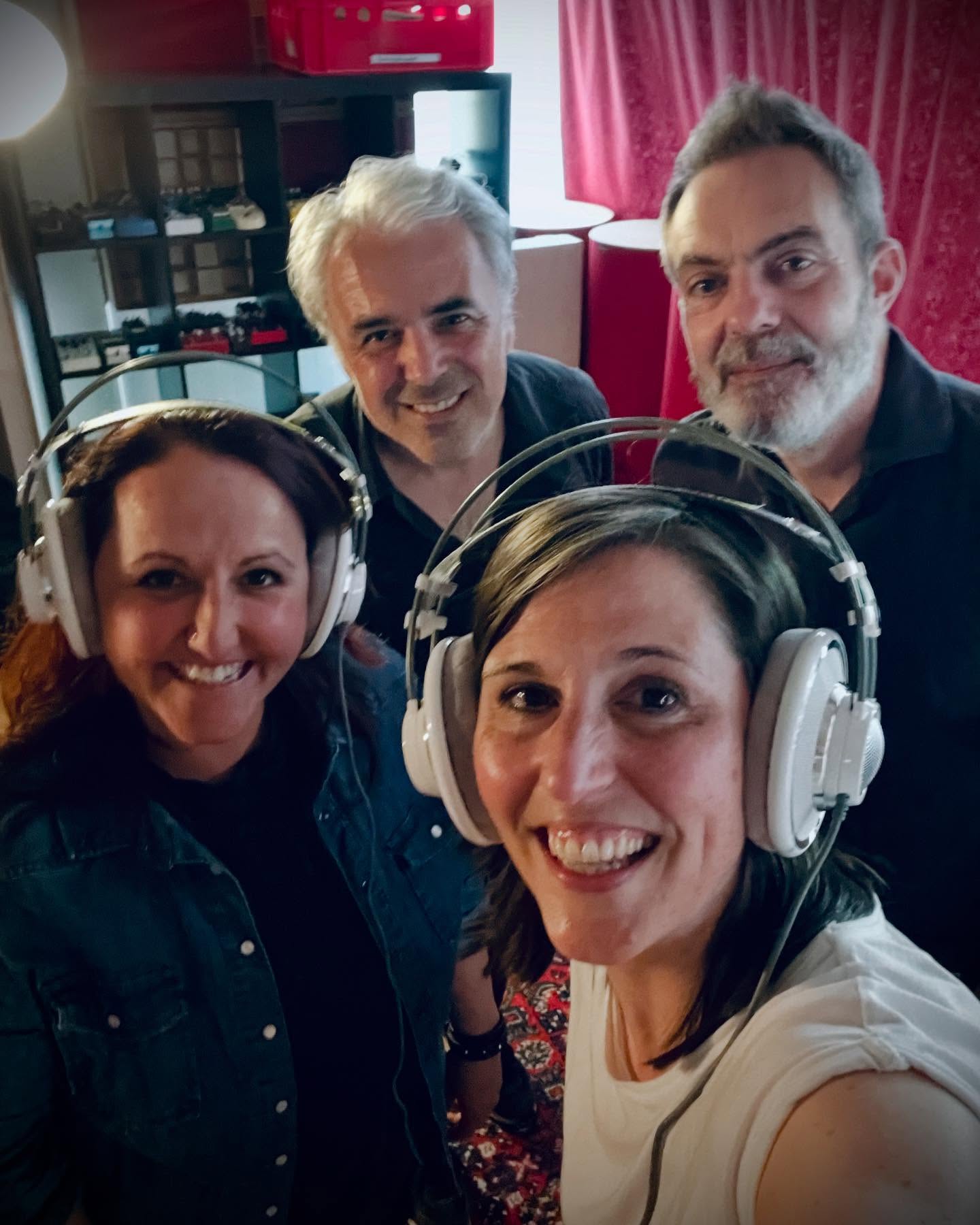 Gestern haben wir die @soundfarm_studios nochmal unsicher gemacht – diesmal mit Verstärkung!
🎙️Zwei fantastische Stimmen haben unsere Backings eingesungen.🎙️
Danke an Marlen Oberholzer und Maria Peduto (@honkytonkpickers ) für euren Einsatz und die Gänsehaut-Momente!
#lifeisgoodwithrosewood #swissmusic #musicfromswitzerland #seasons2 #countrymusic #americana #recordingstudios #backingsingers