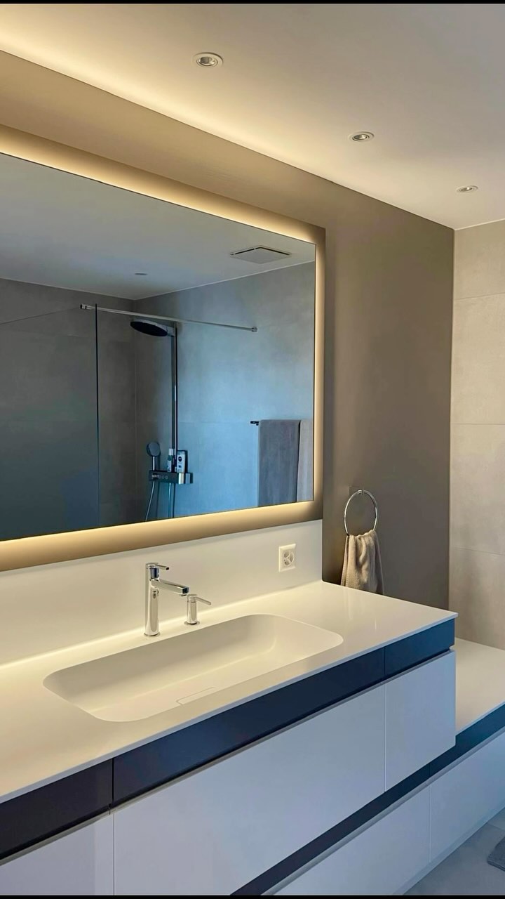 Zwei stilvolle Badmöblierungen von der Planung bis zur Montage aus einer Hand realisiert. So entsteht Qualität, die bleibt. 👌 Staron, MDF-Fronten im NCS-Farbton und feine Details wie mit Alcantara ausgekleidete Schmuckschubladen oder indirekte LED-Beleuchtung sorgen für Harmonie und Funktion zugleich.