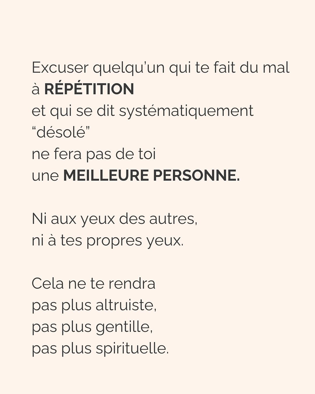 On excuse par peur, on pardonne par amour.
Je m’explique.
Excuser est une manière de mettre un bon gros voile opaque sur des comportements qui nous font du mal, mais dont on a appris à s’accommoder parce que pour notre cerveau, être mal traité.s c’est déjà mieux que d’être seuls et ignorés.
C’est la raison pour laquelle excuser alimente notre anxiété. Parce que notre besoin d’attachement sécure n’est pas comblé, mais que nous pouvons en donner l’illusion à notre cerveau quand nous essayons de maintenir le lien à l’autre (à travers la compréhension, l’empathie, l’écoute ET l’excuse). En somme, même si l’autre nous fait subir le pire, on a besoin de maintenir le lien à lui. L’excuser en est un.
Autrement dit, excuser est le résultat d’une réaction émotionnelle à un trauma.
Encore dit autrement, vous excusez pour vous protéger. C’est un mécanisme de défense normal donc pas la peine de vous mettre la rate au court-bouillon…
Pardonner, en revanche, c’est apaiser son coeur. C’est faire la paix avec ce qu’on a vécu.
C’est se délester de la colère légitime qu’on ressent après avoir été blessés.
C’est p**ain de difficile, mais jamais impossible. Et ça se traite hyper bien en thérapie ;)
Excuser vous maintient dans la relation toxique, pardonner vous en libère.
Parce qu’on excuse pour l’autre, et on pardonne pour soi.
————————————————————————
Je suis Emilie, thérapeute & coach diplômée spécialisée dans la dépendance affective.
J’aide les femmes qui souffrent de schémas toxiques répétitifs à aimer sereinement et librement, sans plus jamais s’oublier.
Tu cherches du contenu gratuit pour t’aider ? Rdv sur mon lien en bio pour y accéder.
Attention, il ne reste que quelques jours avant que le premier entretien avec moi devienne payant. Prends rdv maintenant (lien en bio).
#dependanceaffective #manipulation#relationtoxique#addiction#dependance#peurs#blessuredabandon#rupture#couple#hypersensibilité #emotions #gestionemotions #hypersensibles #abandon #perversnarcissique #depression #blessuredelame #selflove #amourdesoi #tinder#date#rencontre #angoisse#solitude #lovecoach #pn #devperso #amourdesoi