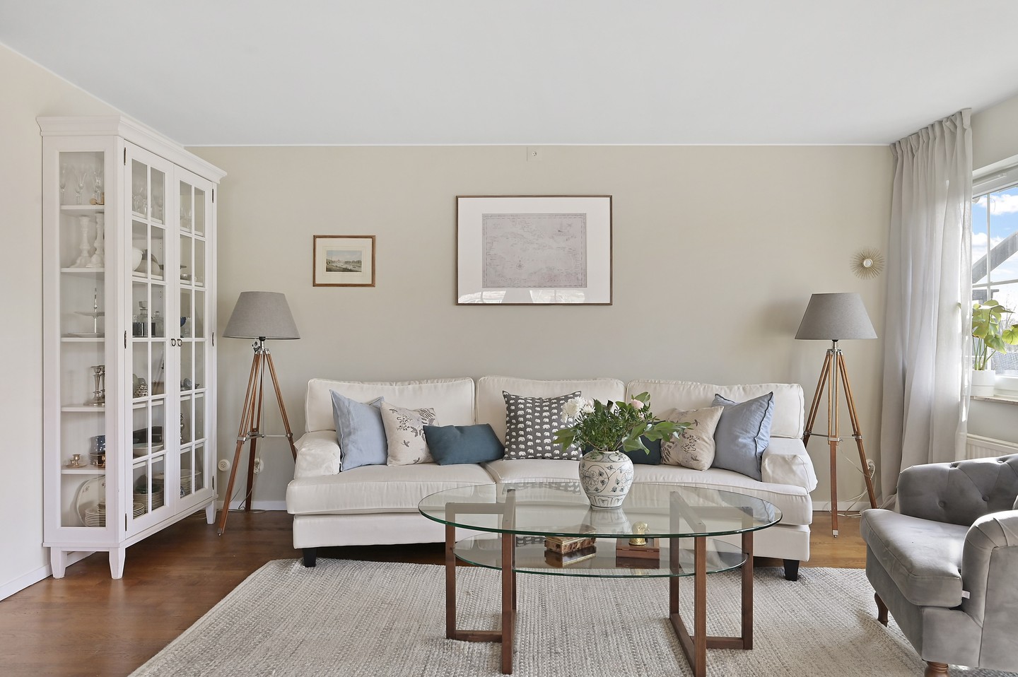 TILL SALU!
FamiljevĂ€nligt radhus med sjöutsikt â Stora Essingen
Drömmer du om livet vid vattnet â mitt i stan?
Detta ljusa gavelradhus i tre plan ligger i södra delen av Stora Essingen, ett av Stockholms mest eftertraktade omrÄden vid MÀlaren.
âš SöderlĂ€ge, sjöutsikt & privat badbrygga med bĂ„tplats â hĂ€r fĂ„r du skĂ€rgĂ„rdskĂ€nsla Ă„ret runt, med nĂ€rhet till city!
Perfekt för familjen som vill kombinera bekvÀmt stadsliv med lugn och natur.
đ Stora Essingen, Stockholm
đ
Visningar enligt överenskommelse
đ© Skicka ett DM för mer info eller visning!
#radhusdröm #storaessingen #sjölÀge #bÄtplats #radhusstockholm #bostadsdröm
https://www.passionforhomes.se/till-salu/familjevanligt-radhus-med-sjoutsikt-och-egen-brygga-vid-malaren