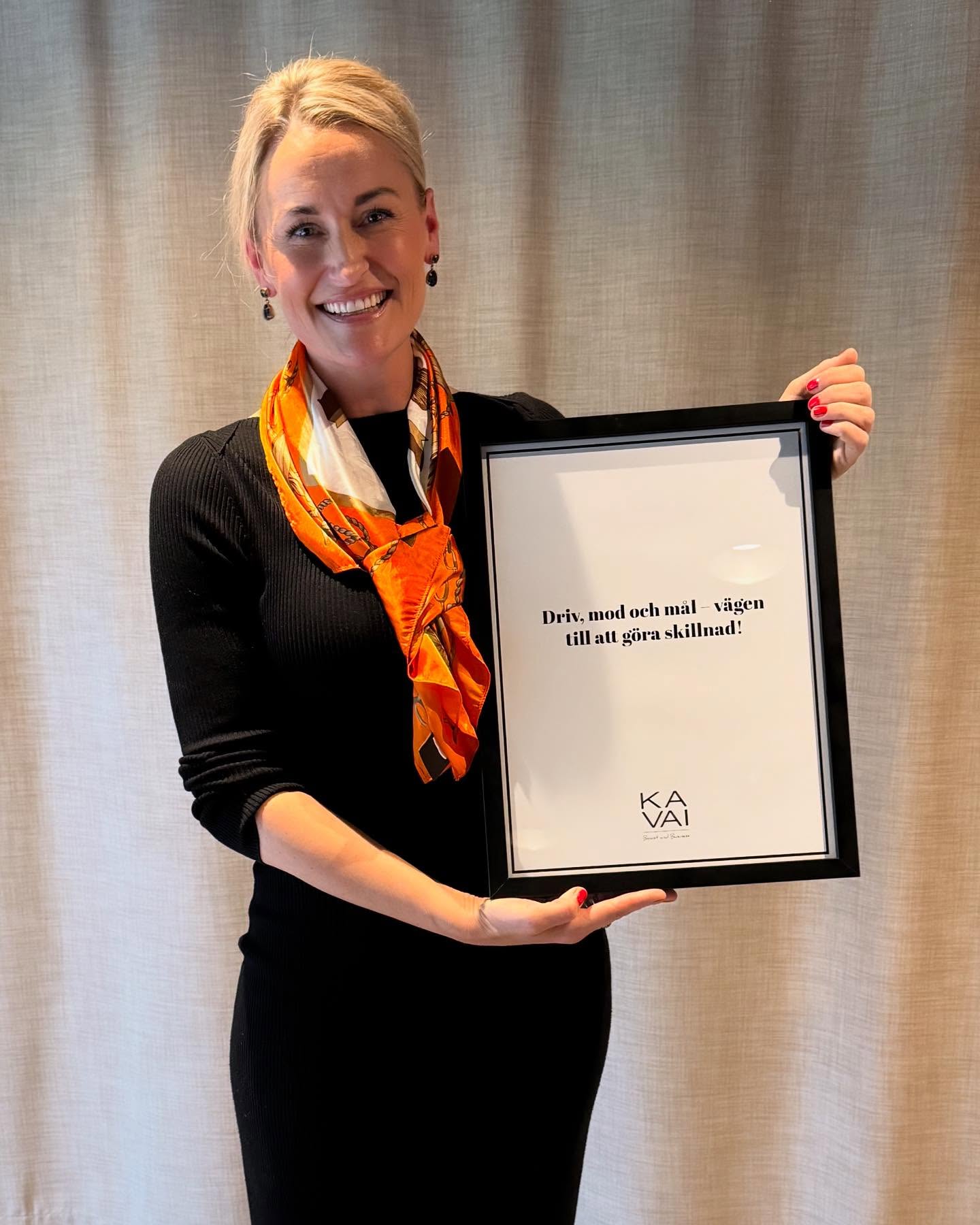 Rubriken sa: âEn juristkarriĂ€r prĂ€glad av passion, utmaningar och mĂ„lmedvetenhetâ â och sanna mina ord, vilken passion @advokat.hannalarssonrampe bjöd pĂ„! đ„
Hon tog oss med pÄ sin resa frÄn studier varvat med sÄng- och showinsatser till att bli Sveriges mest anlitade kvinnliga försvarsadvokat.
En förelĂ€sning som berörde pĂ„ riktigt â om mod, mĂ„lmedvetenhet och att följa sitt hjĂ€rta hela vĂ€gen till toppen.
Energin i lokalen spillde nog över till varenda vĂ„ning pĂ„ Grand â vilken powerlady! đ„
Och tack alla medlemmar och gĂ€ster som var med och bidrog till den hĂ€rliga stĂ€mningen. Ett helt rum sprĂ€ngfyllt av power faktiskt! đđ»