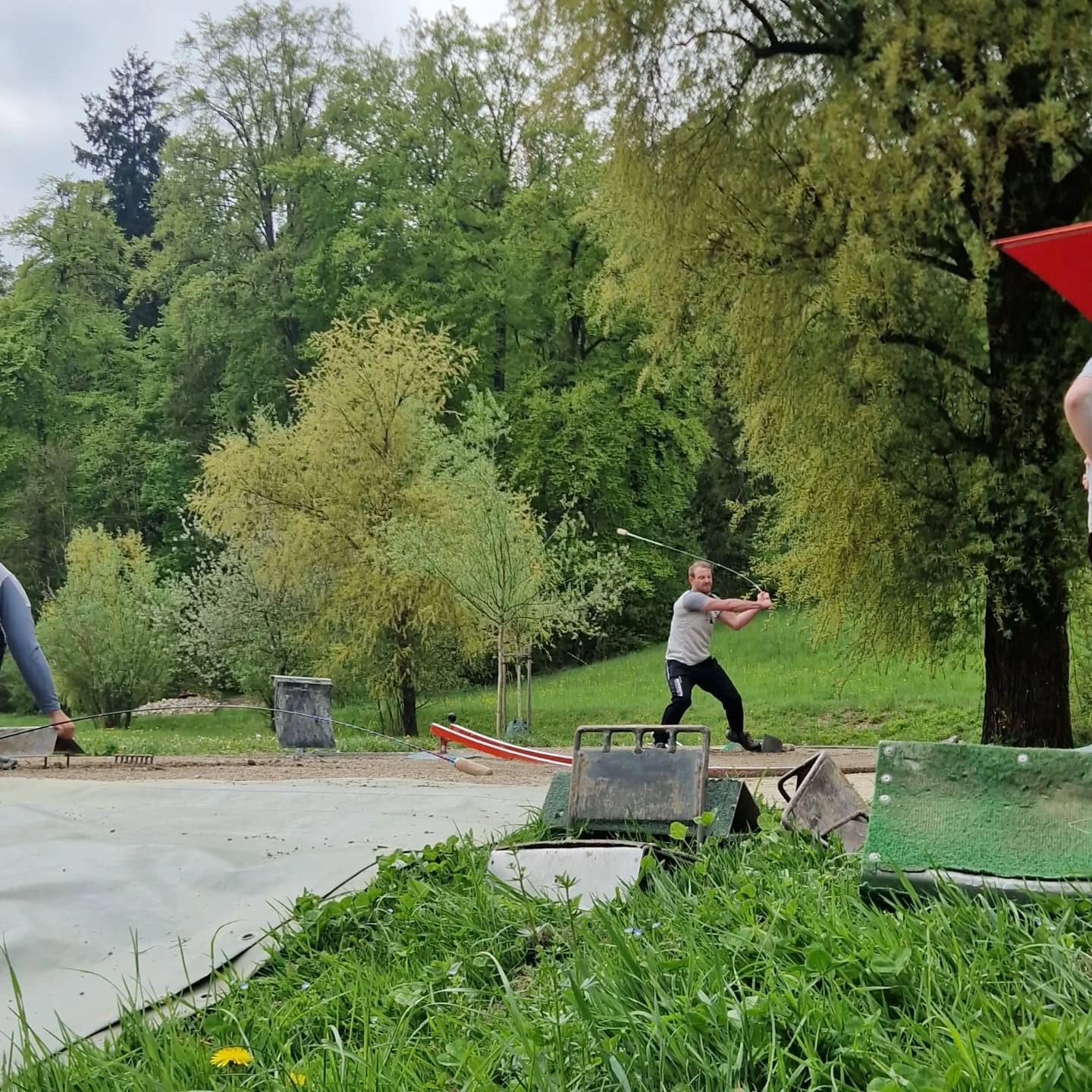Am Sonntag trat unsere A-Mannschaft auswÀrts in Winterthur zum dritten Meisterschaftsspiel an. Das Ries konnten wir sauber halten, was uns zwei wichtige Rangpunkte sicherte.
Leider reichte unsere Schlagleistung nicht aus, um Winterthur zu schlagen â insbesondere im zweiten Umgang lief es bei vielen am Bock nicht wie erhofft.
Diese Woche arbeiten wir gezielt an unseren SchwĂ€chen, um am kommenden Samstag beim Heimspiel gegen Steinen bei Signau A gestĂ€rkt zurĂŒckzukommen.
MVP: Misteli Remo
#Hornussen #Obergerlafingen #HGO #meisterschaft