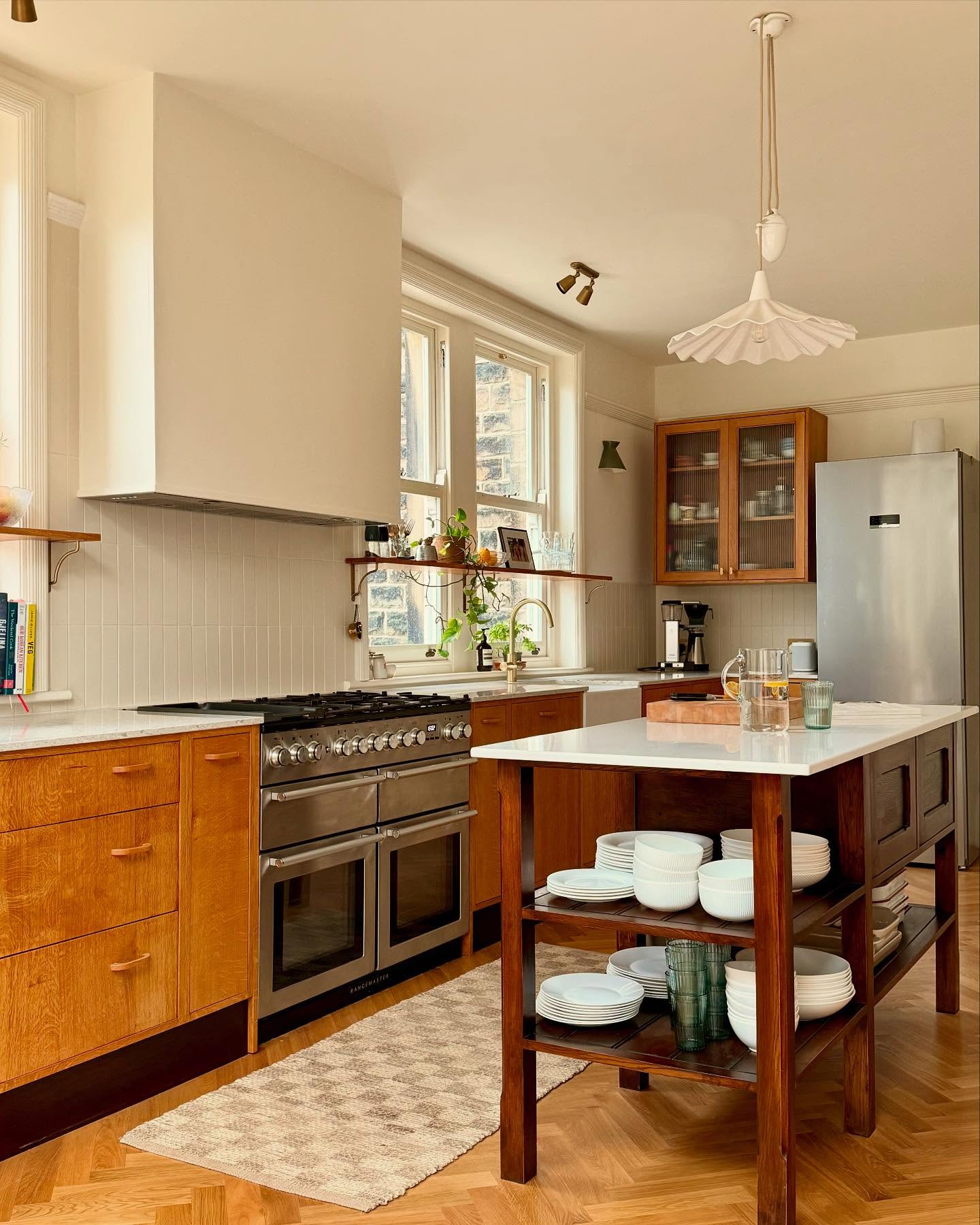 Happy Easter weekend everyone! What are you all up to?
I overheard a conversation a couple of days ago which made me so proud of my fellow Yorkshire folk…
👨 “Are you doing anything nice for Easter, any Easter egg hunts?”
🧒 “We’re going on a crisp hunt”
👨 ”😳”
😂 and that ladies and gentlemen is how we roll up north. It’s what Jesus would have wanted 🐣
Now to find a fitting segue….
The last time I was in the kitchen at the Parkview Project, I was served some very lovely crisps from Marks and Spencer alongside a homemade salmon and rocket sandwich all prepared on this very worktop (thank you again Mrs N). Did you know that food actually tastes better when all of your senses are in harmony? It’s true!
Never did crisps taste so good.
Seamless.
📷 @alicekemp__