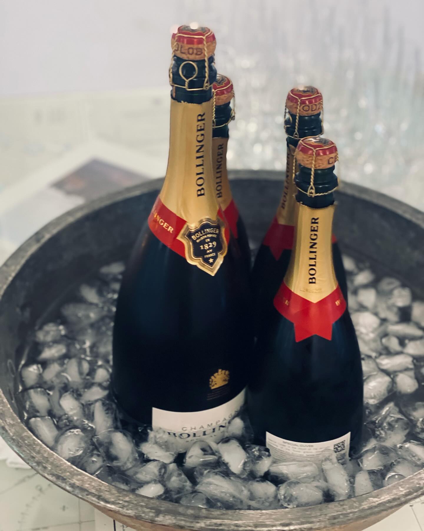 Happy Birthday to a super lovely guy! Such prime quality produce, sustainably and super locally sourced - what an absolute privilege! Too bad I didn’t manage to capture our veggie dishes, too busy dishing up!
#jerusalemartichoke #handdivedscallops #organicbeeffillet #tournedosrossini #bollinger #calavados #homemaderavioli #amarettobutter #gorgonzola&squash #tartetatin #homemadeicecream @forest_produce @fordmorefarmshop @fishes_exeter @shillorganic