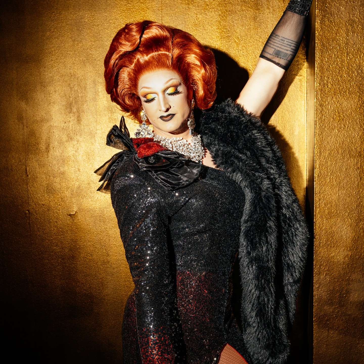 “There’s nothing more addictive than success.
You’ve tasted it. Now you’ll never be able to live without it.”
– Belle Noir, American Horror Story
Bathed in gold, draped in darkness.
This isn’t just a look — it’s a warning.
#OdetteHellaGrand 🔥
#dragqueen #americanhorrorstory #bellenoir #dragfabulous #addictedtosuccess #sequindomination #queericon #powerpose #goldenvibes #darkglamour #dragisart #lgbtqstyle #fierceandflawless
Picture by @steve_w_grams