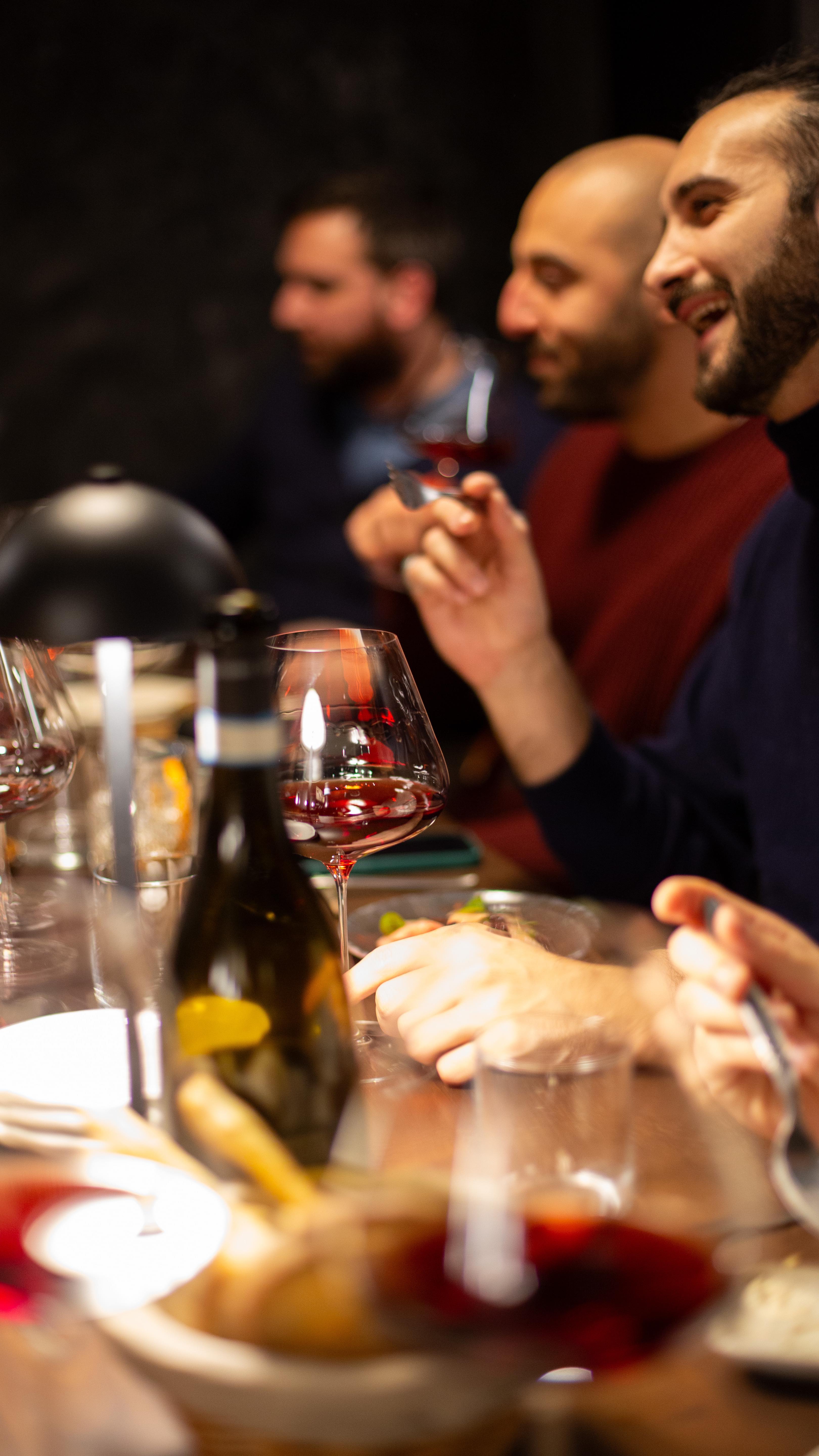 Aperitivo, cena o dopo cena?
Una serata è fatta di tanti momenti diversi: ognuno con il suo mood, i suoi sapori e il giusto accompagnamento.
Ma qual è l’essenza di #Rabarè?
I piattini dell’aperitivo, le lunghe chiacchiere della cena, quell’ultimo drink prima dei saluti.
È questo e molto di più.
Non sappiamo dire quale sia il nostro momento preferito, perché ci piacciono tutti troppo. L’arduo compito della scelta lo lasciamo a voi…
—
Nel dubbio possiamo sempre discuterne insieme da Rabarè!
Dal martedì al sabato, dalle 18:00 all’1:00.
#rabarè #piccoliassaggi #grandiingredienti #cucinacreativa #ristorantetorino #enotecatorino #bistrottorino #torino #aperitivo #cena #dopocena