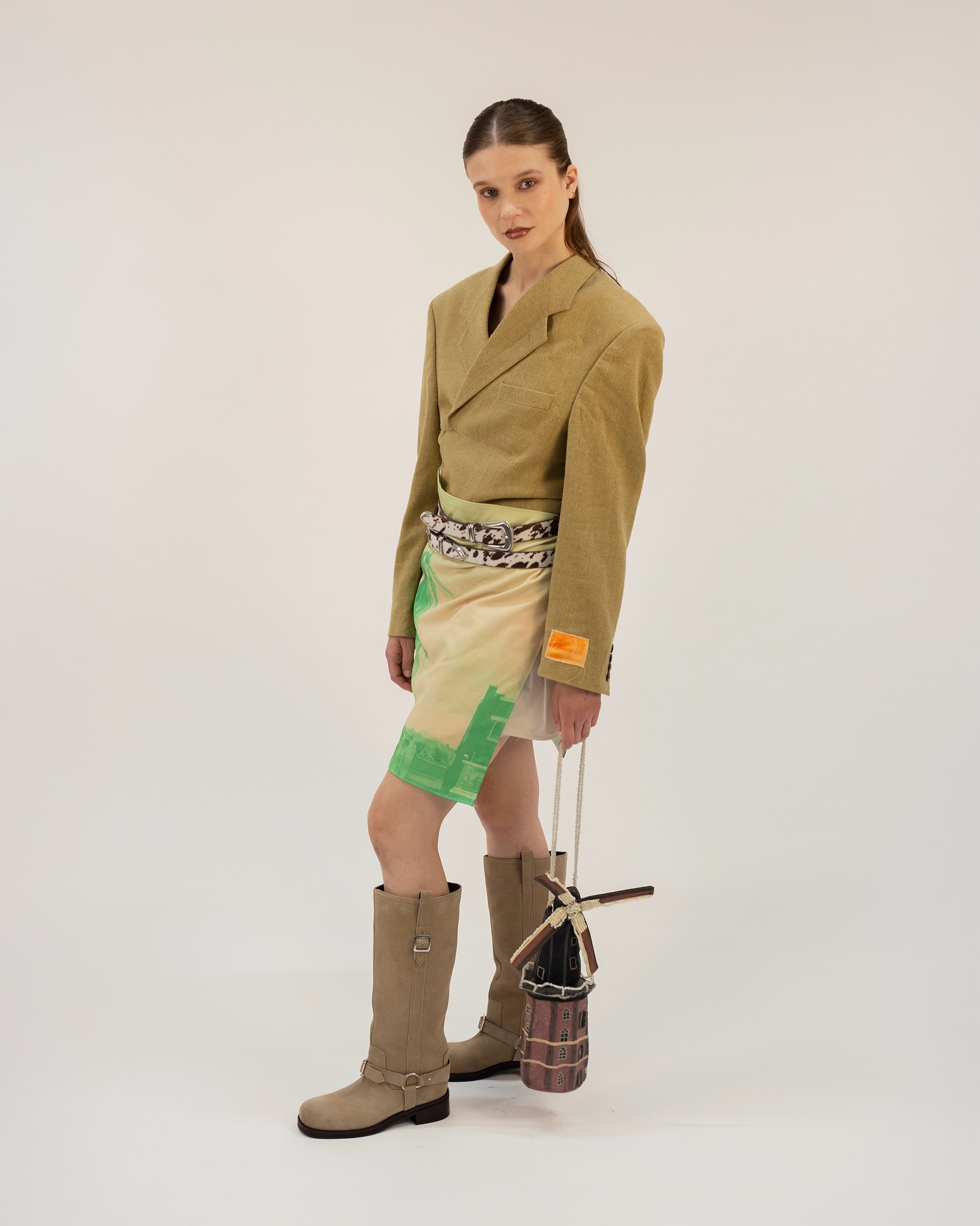 Evie wearing our ‘Edens’ apron and bag 🌻
Feev the Label | Lookbook SS25
Photography: @daphnemonsma
Muah: @facesbynicky
Styling: @feevthelabel
Model: @evie.lukassen