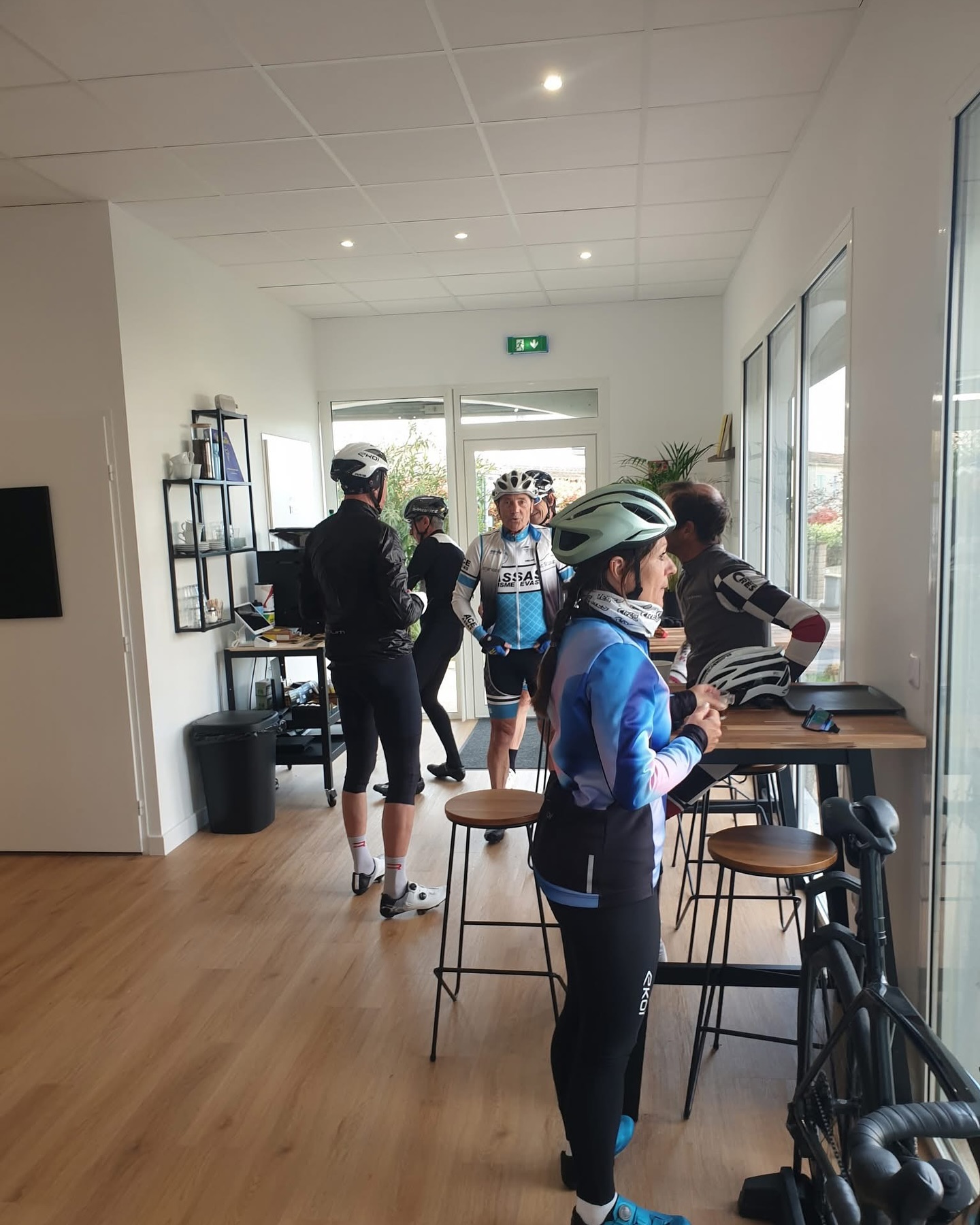 Ce matin, la TEAM PIC SAINT LOUP (Association Pic St Loup Run’n Bike) a eu la bonne idée de se donner rendez-vous à L’Atelier Café Cycle !
☕️ Un bon café,
⚙️ Papote mécanique avec Pignon Futé,
☀️ Deux mots sur la météo…
Et c’est parti pour la sortie du mercredi !
Clubs du coin ou bandes de potes : n’hésitez pas à venir😊😊
L’Atelier Café Cycle
176 rue de l’Amandier – Saint-Mathieu-de-Tréviers