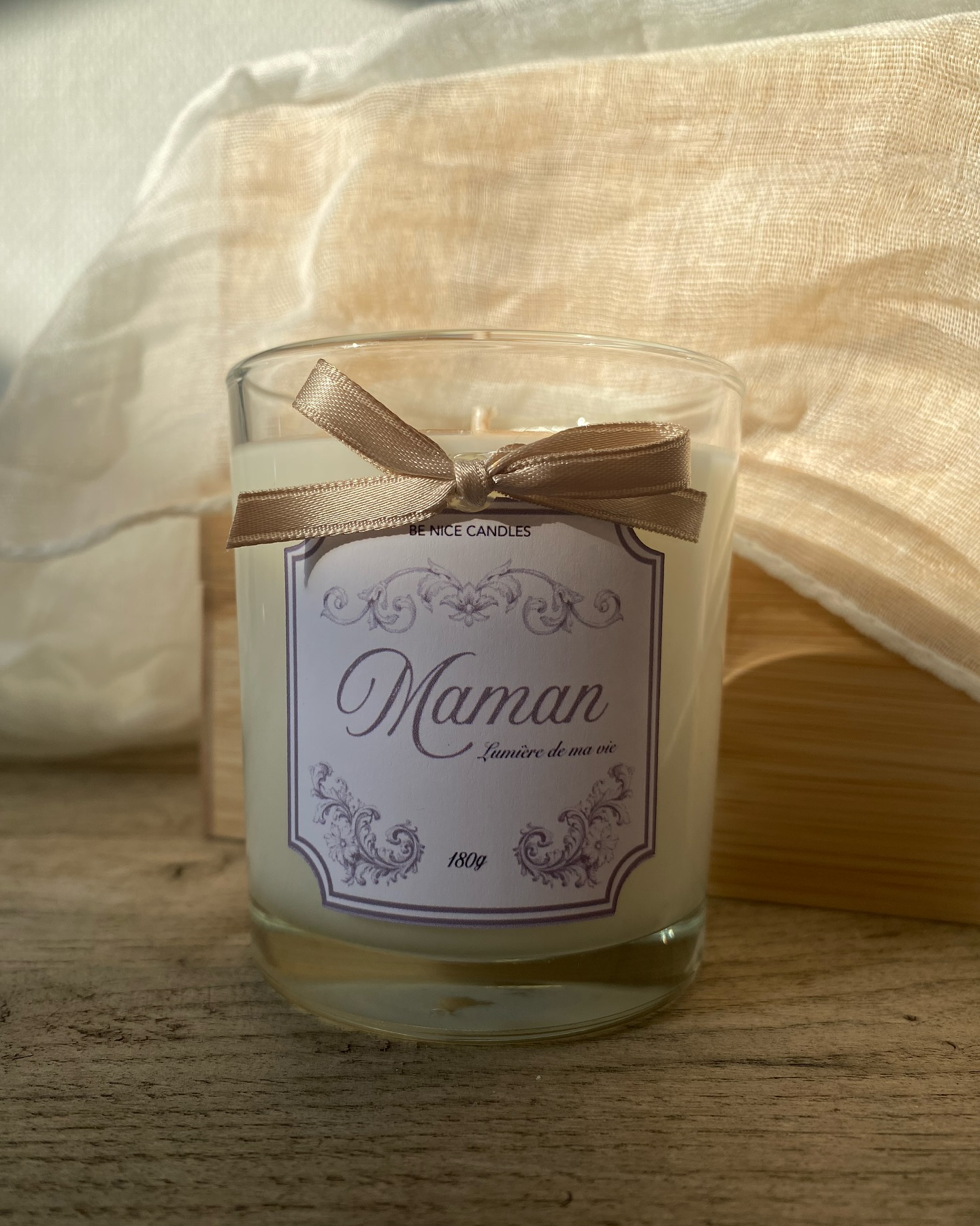 — BONNE FÊTE MAMAN 🤍
Poudre de riz, une odeur apaisante comme le souvenir tendre d’un câlin de maman ✨
Enveloppante et rassurante —
Un design crée de toute pièce en imaginant un univers douillet et poudreux - qui me rappelle bien entendu ma maman à moi, et qui je l’espère vous fera écho ❣️
#maman #fêtedesmères #fetedesmamans❤️ #mom #mum #bonnefetemaman❤️ #amour #bougie #bougieparfumée #bougiesvégétales #bougiesnaturellesparfumées #ciredesoja #design #homesweethome #homedetails #décor #decoration #sweet #core #cottagecorestyle #cottagecoreaesthetic #candles #metz #thionville #grandest