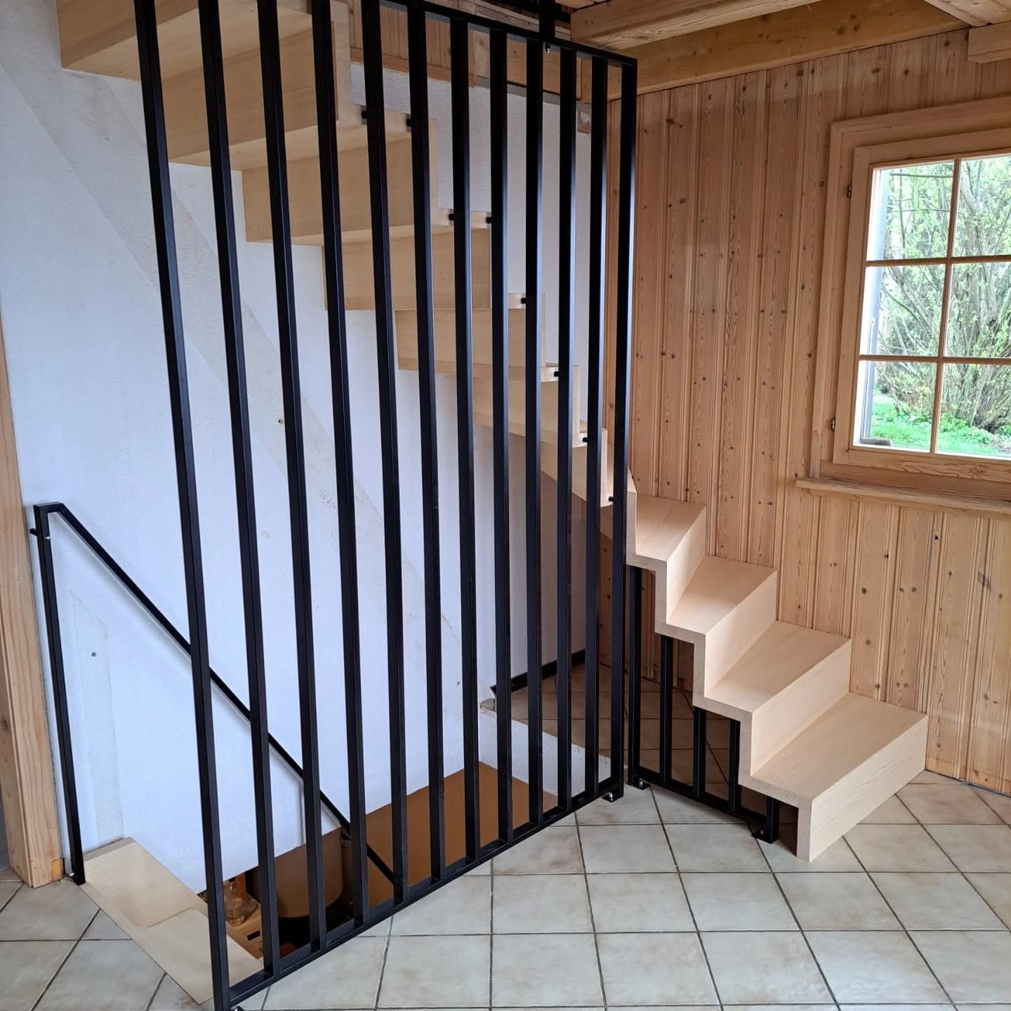 Nouvel escalier installé dans ce chalet ! Le mélange de l'épicéa brossé et huilé avec le métal noir s'intègre bien, non ? 🤩
#escalier #chalet #bois #metal #deco"