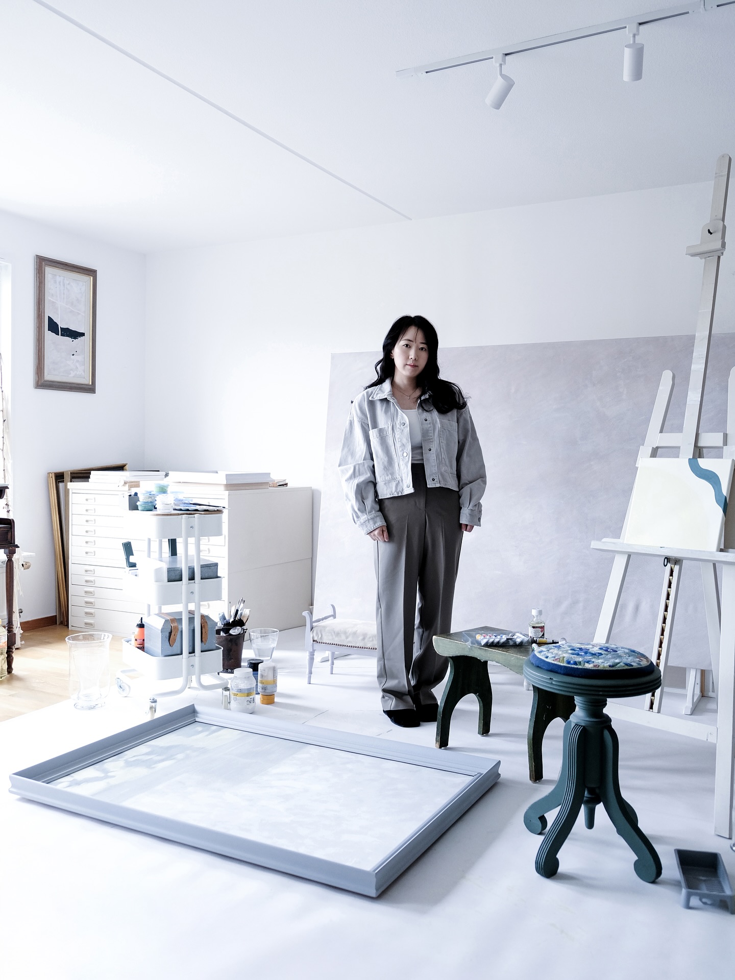 🇸🇪🇰🇷
Den 6 juni, på Sveriges nationaldag och Sydkoreas minnesdag (Hyeonchungil), deltar jag tillsammans med 24 fantastiska lokala konstnärer i Konstrundan i Långedrag.
Följ kartan genom vackra Långedrag, besök konstnärernas ateljéer och upptäck unika originalverk.
En dag där konst, havet och fina möten får ta plats.
Jag bjuder gärna på lite fika och bubbel i min ateljé.
Om du tycker om konst vore det så roligt att få träffa dig.
Kanske kan denna början på den svenska sommaren – full av pastelltoner som inspirerar mina målningar – bli ett stilla avbrott och en möjlighet till ett fint möte genom konsten.
6월 6일, 스웨덴의 국경일이자 한국의 현충일에 열리는 Konstrundan i Långedrag에 24명의 멋진 지역 예술가들과 함께 참여합니다.
지도를 따라 아름다운 Långedrag을 산책하며 예술가들의 작업실을 들러보고, 오리지널 작품도 만나보세요.
예술과 바다, 그리고 따뜻한 만남이 어우러지는 특별한 하루가 될 거라 기대합니다.
저는 제 작업 공간에서 간단한 fika와 샴페인을 준비해 두려 해요.
예술을 좋아하시는 분들께서 들러주신다면 정말 반가울 거예요.
제 그림 속 파스텔빛 영감이 되어준, 스웨덴의 아름다운 여름의 시작에, 잠시 걸음을 멈추고 그림과 함께 좋은 인연으로 이어질 수 있기를 바랍니다.
On June 6th, Sweden’s National Day and Korea’s Memorial Day (Hyeonchungil), I’ll be joining 24 wonderful local artists for Konstrundan in Långedrag.
Follow the map through the beautiful Långedrag area, visit artists’ studios, and discover original artworks.
It’s a special day where art, the sea, and warm encounters come together.
I’ll be welcoming visitors in my space with some light fika and champagne.
If you enjoy art, I’d be truly happy to see you.
May this beginning of the Swedish summer—so full of pastel hues that inspire my paintings—offer a quiet pause, and perhaps even a meaningful connection through art.
⠀
⠀
⠀
⠀
-
⠀
⠀
⠀
⠀
#konstrundan #konstrundanlångedrag #konstrundanilångedrag #konstrundansverige #konstrundangöteborg #svrigesnationaldag #koreamemorialday #abstraktkonstnär #originalart #abstractartists #koreanartist #koreanpainter #추상 #추상화 #추상화가 #suyeonseo_art #artistsuyeon