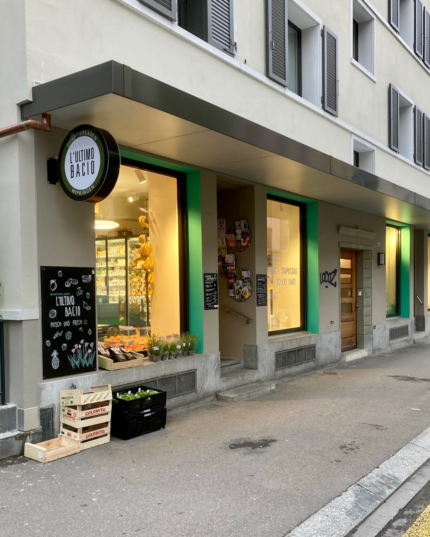 Zürich, wir sind da! Unser Glacé gibt’s jetzt auch im Sortiment von L’Ultimo Bacio – und wir finden das sehr cool. 😊
Wo du unser Glacé sonst noch finden kannst, siehst du auf unserer Webseite.