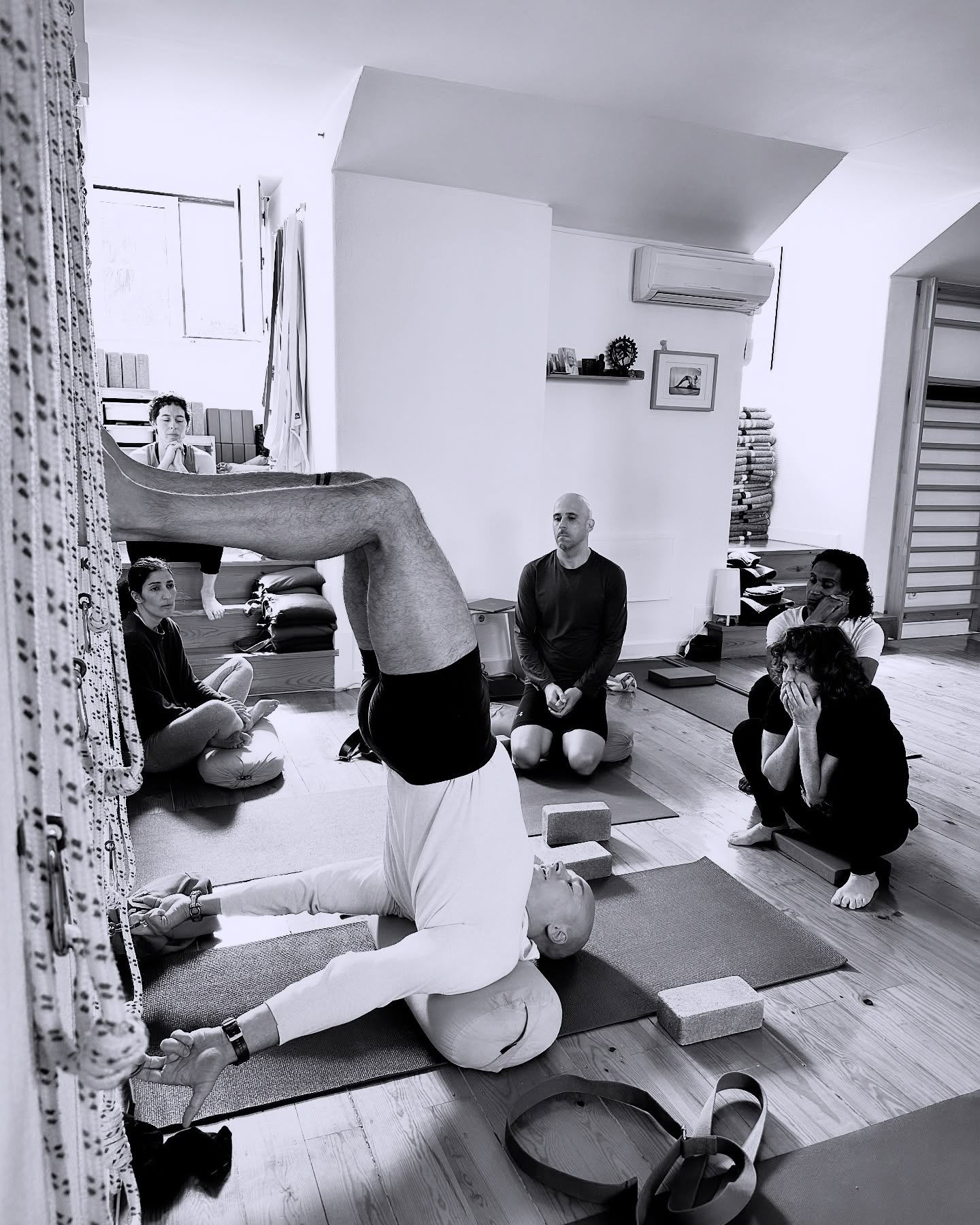 Bolster Sarvangasana cycle.
In class.
.
.
.
.
.
.
.
#sarvangasana #yogasequence #bksiyengar #halasana #Yoga #asana #yogaportugal #iyengaryoga #practice #iyengar #hugoabecassis #yogainspiration #yogapose #yogalisbon #yogateacher #flexibility #yogaeveryday #yogi #yogajourney #plowpose #salambasarvangasana #shoulderstand