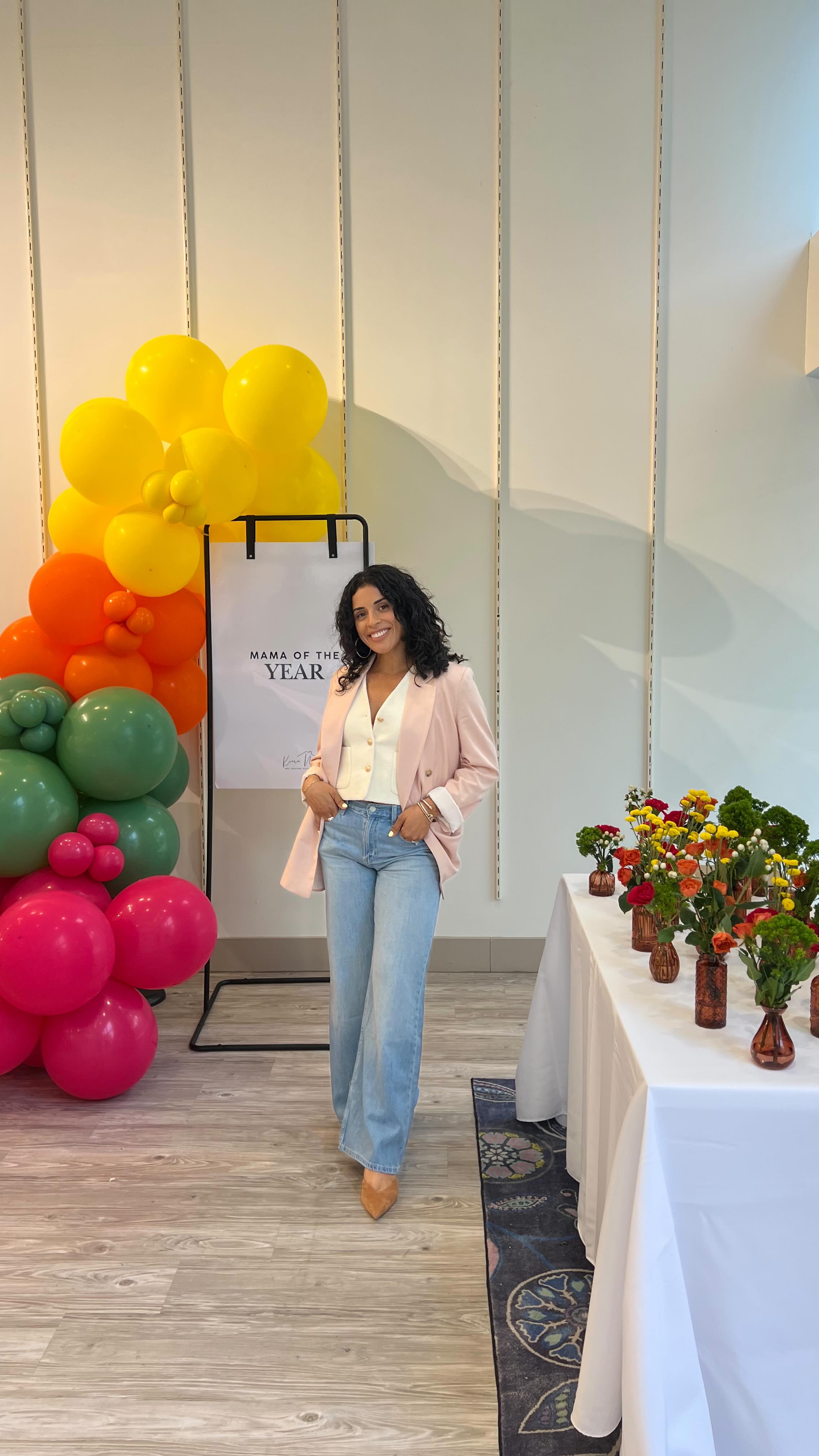 An early Mother’s Day celebration for the amazing mamas I have the honor of serving! 💐 You are truly the heart of your home.
Grateful for a beautiful turnout and an evening filled with mental health junk journaling, laughter, conversations, and well-deserved pampering thanks to @createatlocallycrafted , @mikujewelry_ and @chaletsettlement / @kimrodas_ .
🎥 @theepicbranding .
#realestatemom #dmvrealestate #appreciation #mothersday