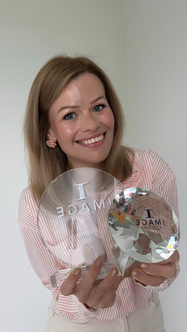 WAUW… MAAR LIEFST 2 AWARDS! 🏆
__________
Award of Excellence & Outstanding Performance – een dubbele bekroning voor waar ik elke dag met hart en ziel aan werk! ❤️
Dankzij jou kan ik meedelen dat Plus Belle officieel is uitgeroepen tot nummer één huidpraktijk van IMAGE SKINCARE in België.. 👏🏻 #zoontzettenddankbaar
Zonder jullie vertrouwen, loyaliteit en enthousiasme was dit nooit mogelijk geweest!
Op naar nog meer huidtransformaties, innerlijke kracht en self-love, glowgetters! #thebestisyettocome 😍
Bedankt uit het diepst van mijn hart.
Liefs,
Paulien.
👉🏻 PS: Boek online jouw huidconsult en ontdek wat IMAGE SKINCARE ook voor jouw huid kan betekenen!
__________
#huid #huidverbetering #huidverbetering #nummer1 #huidpraktijk #acne #psoriasis #eczeem #huidveroudering #huidadvies #huidtips #skincare #huidverzorging #huidverjonging #huidspecialist #huidverbeteringsinstituut #huidbehandeling #huidexpert #orthomoleculairhuidspecialist #boekonline #webshop #imageskincare @imageskincarebenelux #oosterzele