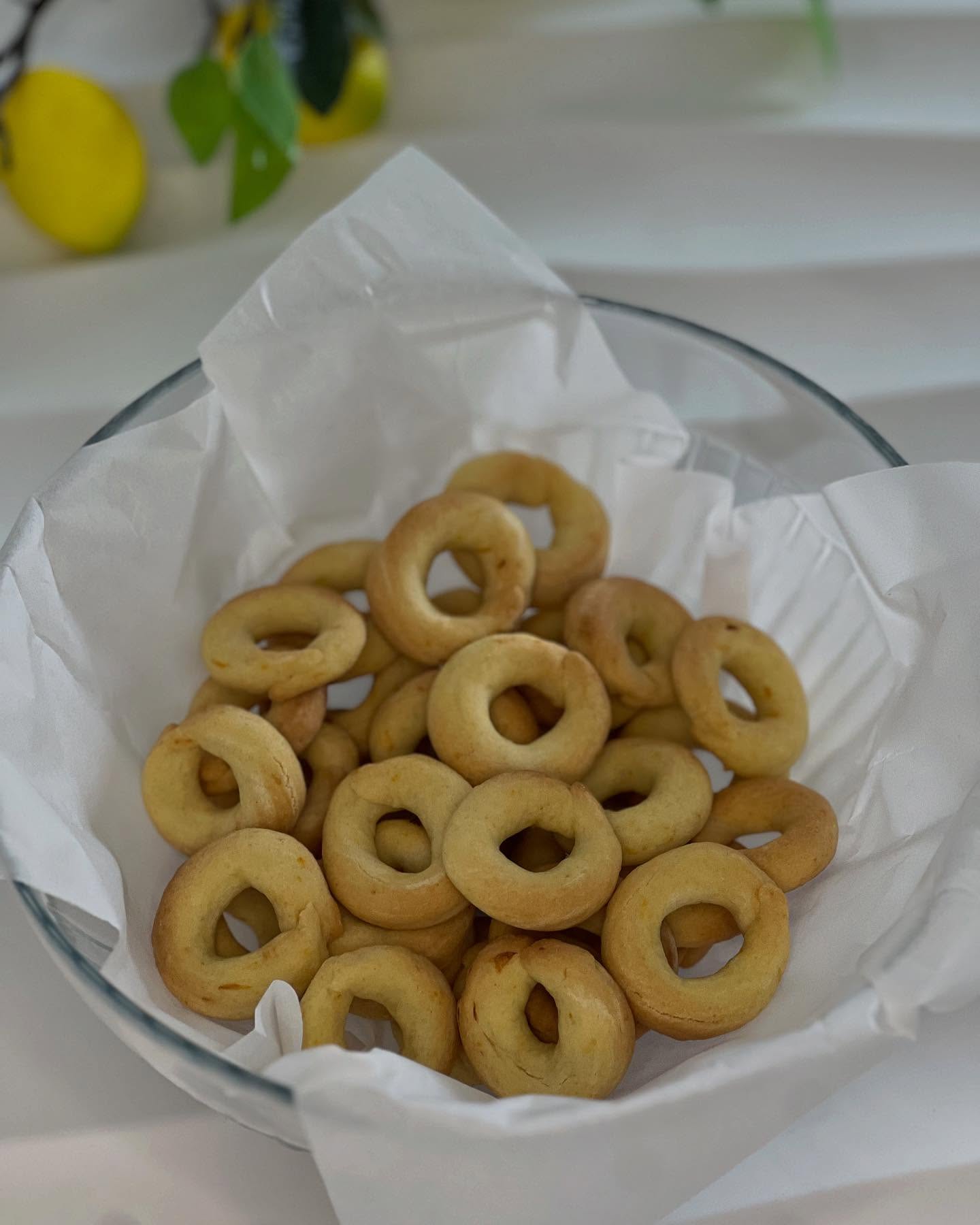 Vegan 🌱 🍊 and so delicious!
Orange cookies with fresh pressed orange juice (and only 1.3 g of sugar per cookie).
.
.
.
#fromscratch #cookies #baking #hoekschewaard