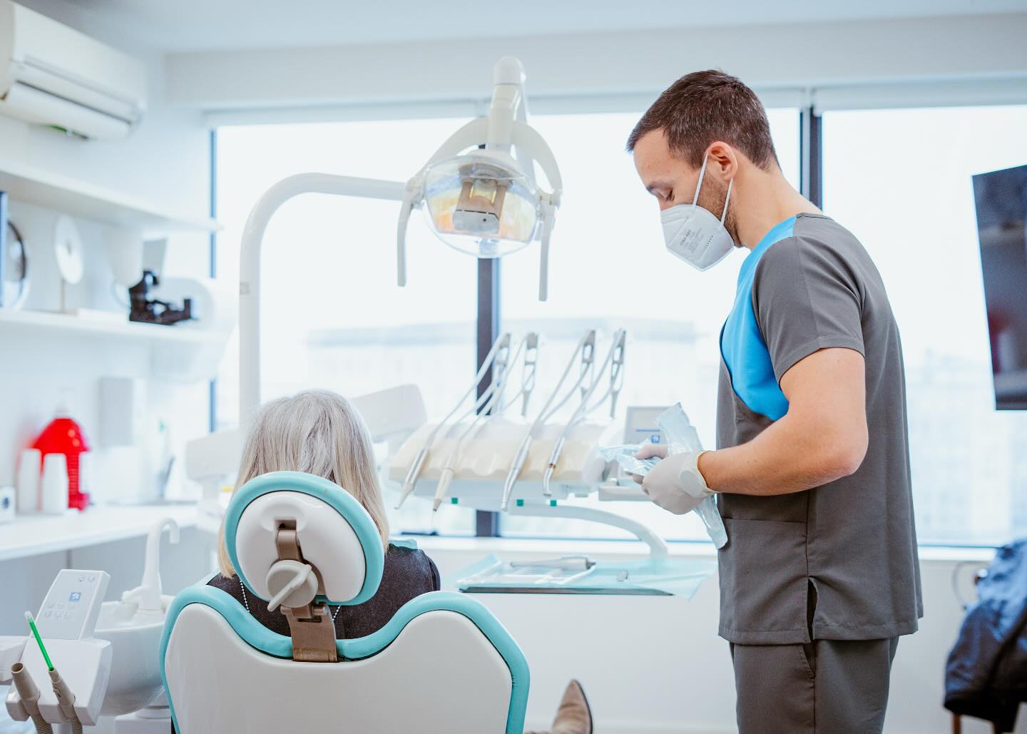 Começar o dia na clínica é sempre um momento especial. Vestir a farda, preparar o gabinete e receber cada paciente com atenção e empatia faz parte do que mais gosto de fazer.
Cada consulta é mais do que um simples tratamento — é uma oportunidade de escutar, orientar e contribuir para a saúde e o bem-estar de quem confia em mim.
Hoje, como em todos os dias, o compromisso é o mesmo: cuidar de cada sorriso como se fosse único. E é isso que me motiva, consulta após consulta.
Obrigado a todos os que fazem parte deste caminho!
—————————————————————————————
Starting the day at the clinic is always a special moment. Putting on my uniform, preparing the room, and welcoming each patient with attention and empathy is one of the things I enjoy most.
Every appointment is more than just a treatment — it’s an opportunity to listen, guide, and contribute to the health and well-being of those who place their trust in me.
Today, like every day, the commitment remains the same: to care for each smile as if it were unique. That’s what motivates me, appointment after appointment.
Thank you to everyone who’s part of this journey!
#dentist #dentistryworld #oralhealthcare #smile #teeth