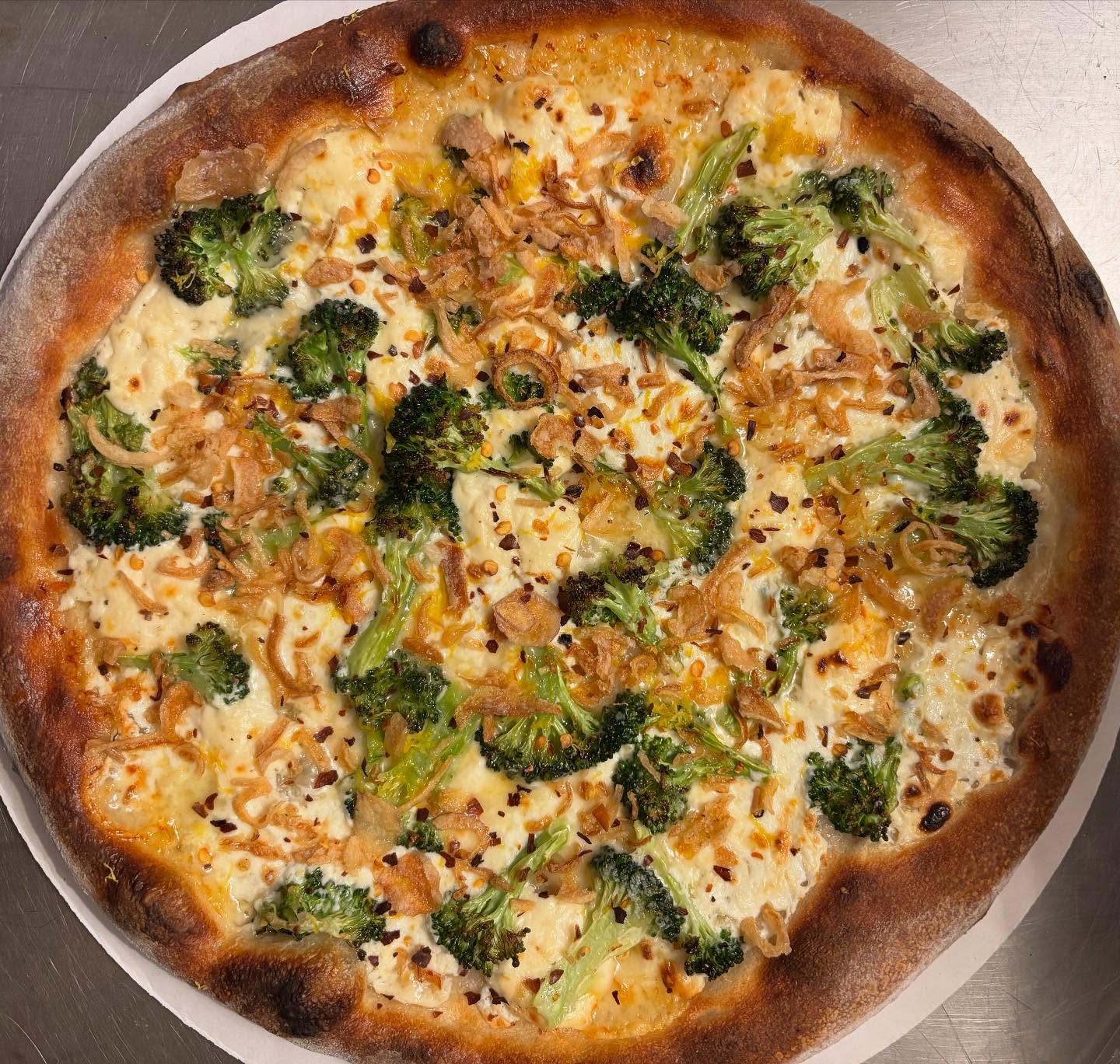 Allow me to introduce you to…..”The ched head”- Loral magnolia beer crust, cheddar, mozzarella, house made ricotta, broccoli, garlic oil, finished with lemon zest,parm, crispy shallots and a light sprinkle of chili flake. We will be serving a limited quantity. This Saturday 4.19 @twelve78brewing from 12-9pm. A Grateful Dead cover band will be playing as well starting at 2pm @be5d_band .
Come check out the fun, great beer, tunes, and pizza!
