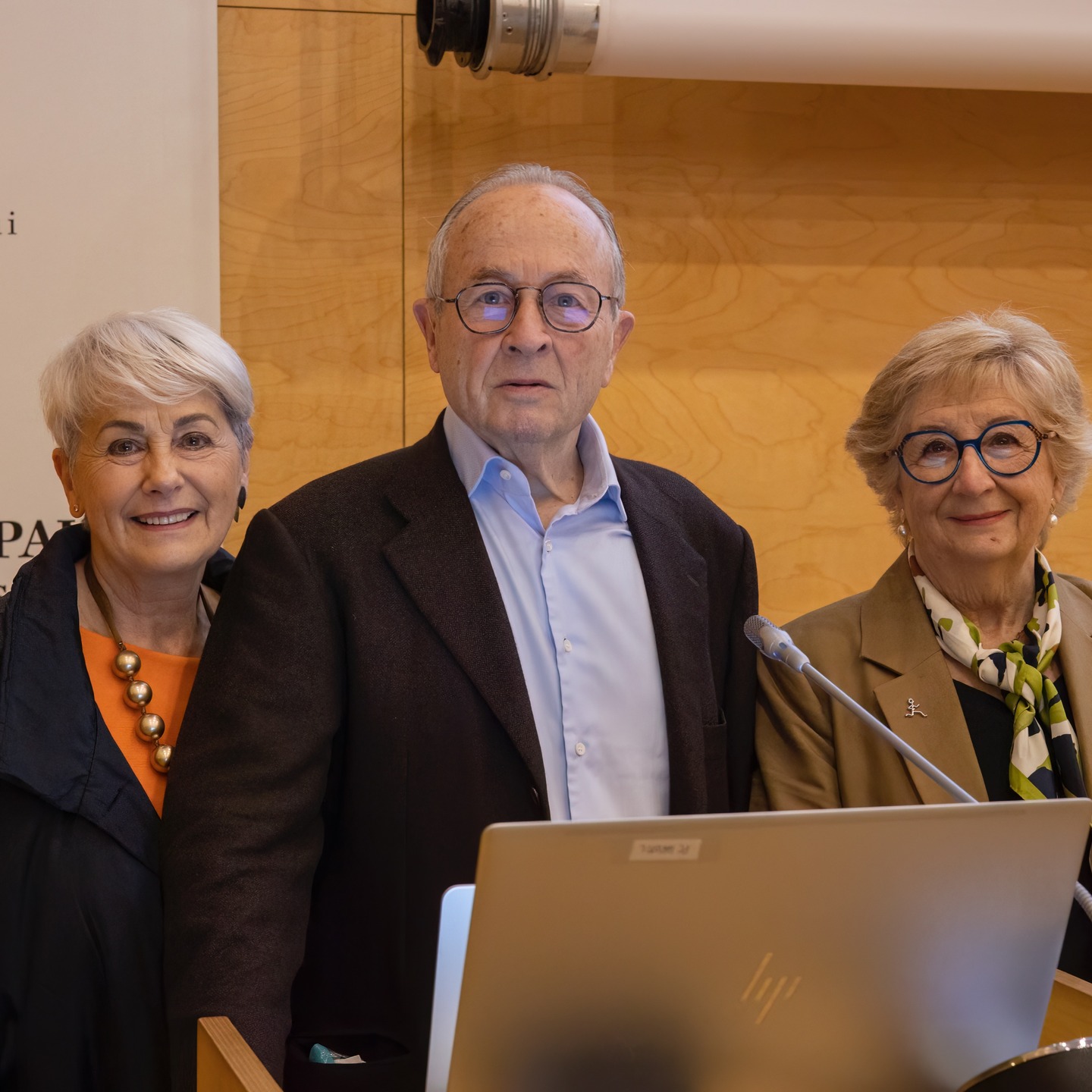 📣El passat dijous vam organitzar la Jornada Principal del Dia Mundial del Parkinson.📣
🏥L’hospital de Sant Pau va tornar a cedir-nos un espai fabulós on compartir coneixement i experiències.
4️⃣0️⃣ Enguany, va ser més especial per la commemoració dels 40 anys de l’associació catalana per al Parkinson.
1. El Dr. Tolosa i la Dra. Bayés van fer un fantàstic repàs dels inicis de l’ACAP fins avui dia.
2. Presentació del llibre “Que menjar sigui un plaer” amb una taula rodona sobre disfàgia moderada per l’Arnau Paris
3. i 4 Taula rodona sobre diagnòstic, tractament i recerca amb la participació del Dr .Kulisevsky, la Dra. Martí i la Dra. Campolongo, moderada pel Dr. de Fàbregues.
5. Taula rodona sobre circuits d’assistència i experiència del pacient moderada per la Dra. Calopa i amb la participació de la Roser Roigé, el Fulvio Capitanio, el Dr. Pagonabarraga i la Cristina Lasmarias.
6. Gràcies per acompanyar-nos!
#juntsmiremcapalfutur #DM25 #parkinsoncat #40anys