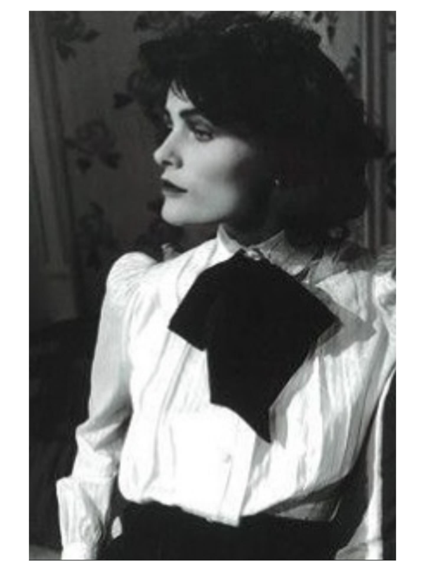 Coco Chanel - set fra et Hologenetisk synspunkt
Efter fornyeligt at have genset filmen, der skildrede hendes forhold med Igor Stravinsky, fik jeg lyst til at kende hendes Hologenetiske profil, og jeg fik nærmest kuldegysninger, da jeg b.la. læste følgende:
~ 8 GenNøgle, udtrykt gennem sfæren, Udstråling:
“Du har brug for at finde en unik måde, hvorpå du kan udtrykke det, som er din indre natur, ude i den ydre verden. For dig er det værste i verden nemlig at ligne andre mennesker eller leve på samme måde som dem.
Dette gælder også det tøj, du bærer, og din generelle livsstil. Derfor gælder det om at finde materialer, der passer til dig og er et match til dig, snarere end at lytte til andres forestilling om, hvad du ser bedst ud i.
For at bringe din mest udsøgte natur i spil, er du nødt til at bære tøj, som ingen andre har. Alt i dit liv bør derfor være skræddersyet. Der er ikke noget mere skadeligt for dig end den masseproducerede kultur, vi lever i.
Du er unik, og dit liv skal helst udtrykke essensen af denne unikhed. Det kræver stort mod fra din side og så bør du også lære at glemme stemmen i dit hoved og i stedet lytte til følelsen i dit hjerte.”
Den GenNøgle der præger ens udstråling, repræsenterer ens indre sol - ens essens. Jeg synes, at det er interessant, at det netop er Coco’s essens der omhandler stil og klæder.
Normalt kigger vi nemlig i sfæren, der repræsenterer ens ydre sol (Livsværk) set i forhold til at afklare hvad ens karriere bør omhandle. Her har hun 29 GenNøgle som prægning, der b.la. omhandler temaet hengivenhed og forpligtelse.
Med 7 GenNøgle repræsenteret i hendes intellekt, der omhandler lederskab og 14 GenNøgle i sfæren formål, der repræsenterer “arbejdsnøglen”, så er der virkelig tale om en karismatisk forretningskvinde, hvis essens har de absolutte bedste rammer for udfoldelse.
Wauw, siger jeg bare 🖤