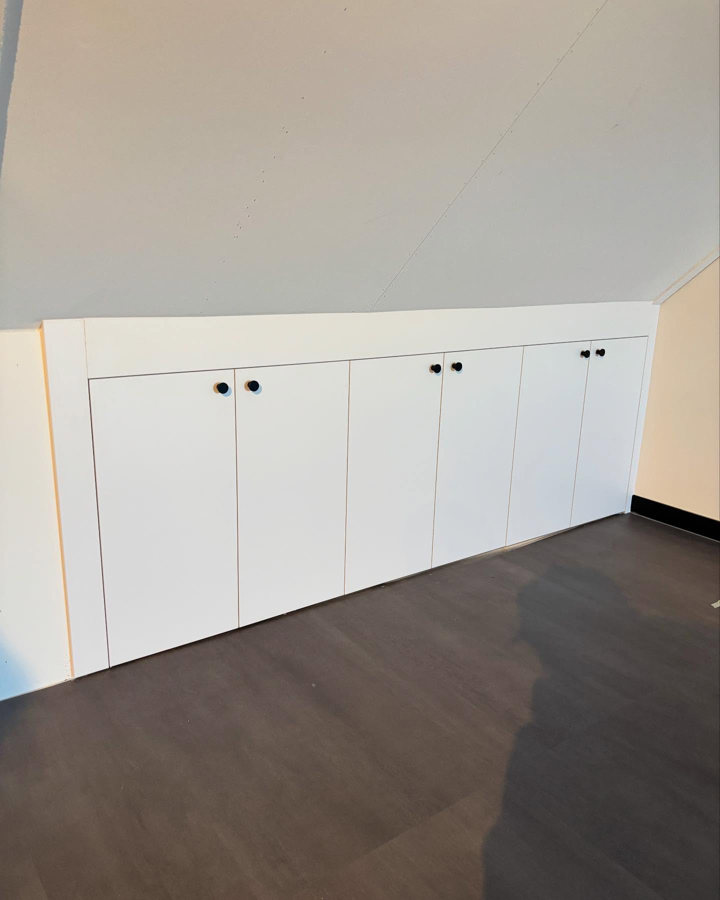 Het knieschot voorzien van een paar mooie kasten: zo berg je alles toch netter op 😀