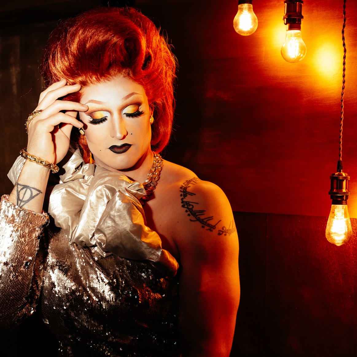 She was not just a dream in sequins — she was a whole statement.
A moment of stillness, wrapped in gold, with the fire of a thousand stories in her eyes.
As Karl Lagerfeld once said:
“Elegance is an attitude.”
#OdetteHellaGrand ✨ #dragicon **
#timelessglam #draglook #lagerfeldquote #goldfashion #sequinmoment #powerinpose #dragroyalty #boldandbeautiful #queerartist #artofdrag #flawlessandfierce #redhairvibes #attitudeiseverything
Picture by @steve_w_grams