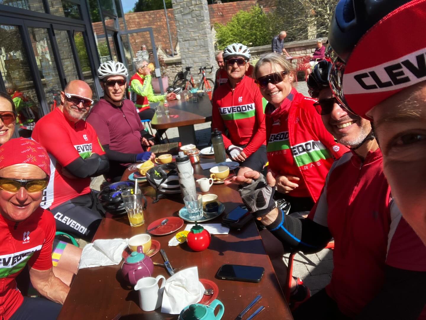 Some of today’s club riders from groups 4 and 5 kicking back in the Sunday sunshine at Bonzo Lounge in Keynsham today. #sundayfunday #clublife #cafelife #cdrc #clevedonanddistrictroadclub #sunnysunday☀️😎