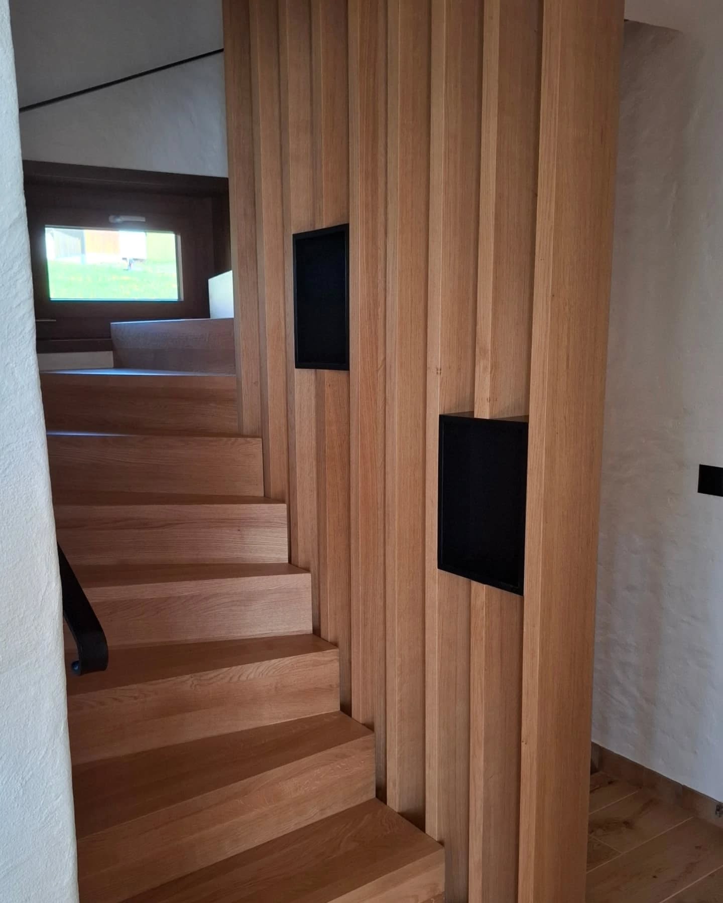 Escalier autoportant en chêne : pour des lignes épurées !
Retour sur cette belle réalisation:
🪵 Marches et contremarches en chêne massif : la chaleur et la robustesse du bois noble.
🔩 Fixations invisibles intégrées aux murs, pour un rendu épuré.
📐 Claustra en chêne massif intégrant des box de rangement laqués noir : l'alliance de l'esthétique et de la praticité.
🚧 Garde-corps d'étage minimaliste en chêne, avec liaison métallique thermolaquée noir, assurant une sécurité discrète et élégante.
Quel est votre élément préféré dans la conception de cet escalier ? Partagez votre avis en commentaire ! 👇
#escalier #chêne #designinterieur #menuiserie #homestyle