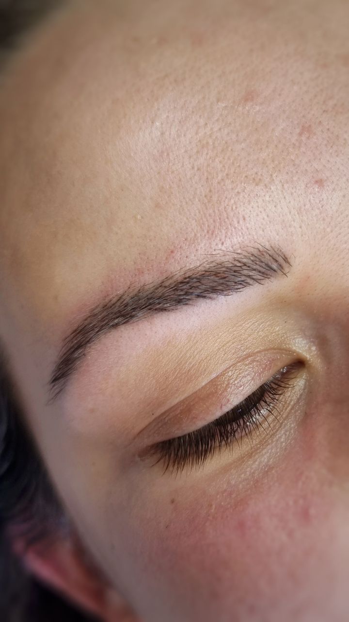 𝙎𝙤𝙪𝙧𝙘𝙞𝙡𝙨 𝙍𝙚́𝙖𝙡𝙞𝙨𝙩𝙚𝙨 😎
À la machine.
Cet ancien maquillage permanent (pas mon travail) a 8 ans, il fallait rafraîchir mais surtout rééquilibrer le dessin.
💋💋💋
#thionville #luxembourg #metz #rodemack #mondorflesbains #puttelangelesthionville #cattenom #remich #hairstrokesbymachine #mondorff