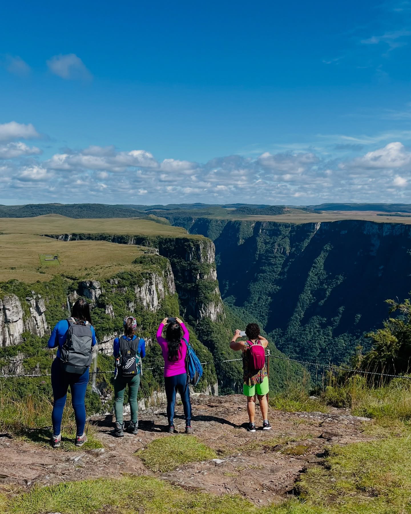 Alguns registros deste feriado de Páscoa e Tiradentes… Pra quem ficou com vontade de vir, feriado de 1° de Maio ainda estamos com vagas para desbravar os Canyons!
.
.
#ecoturismo #turismodeaventura #trilhas #trekking #outdoor #trilheiros #destinosimperdíveis #turismonosul #aparadosdaserra #canionsverdes #mondaymotivation #santacatarina #riograndedosul #natureza #belaesantacatarina
