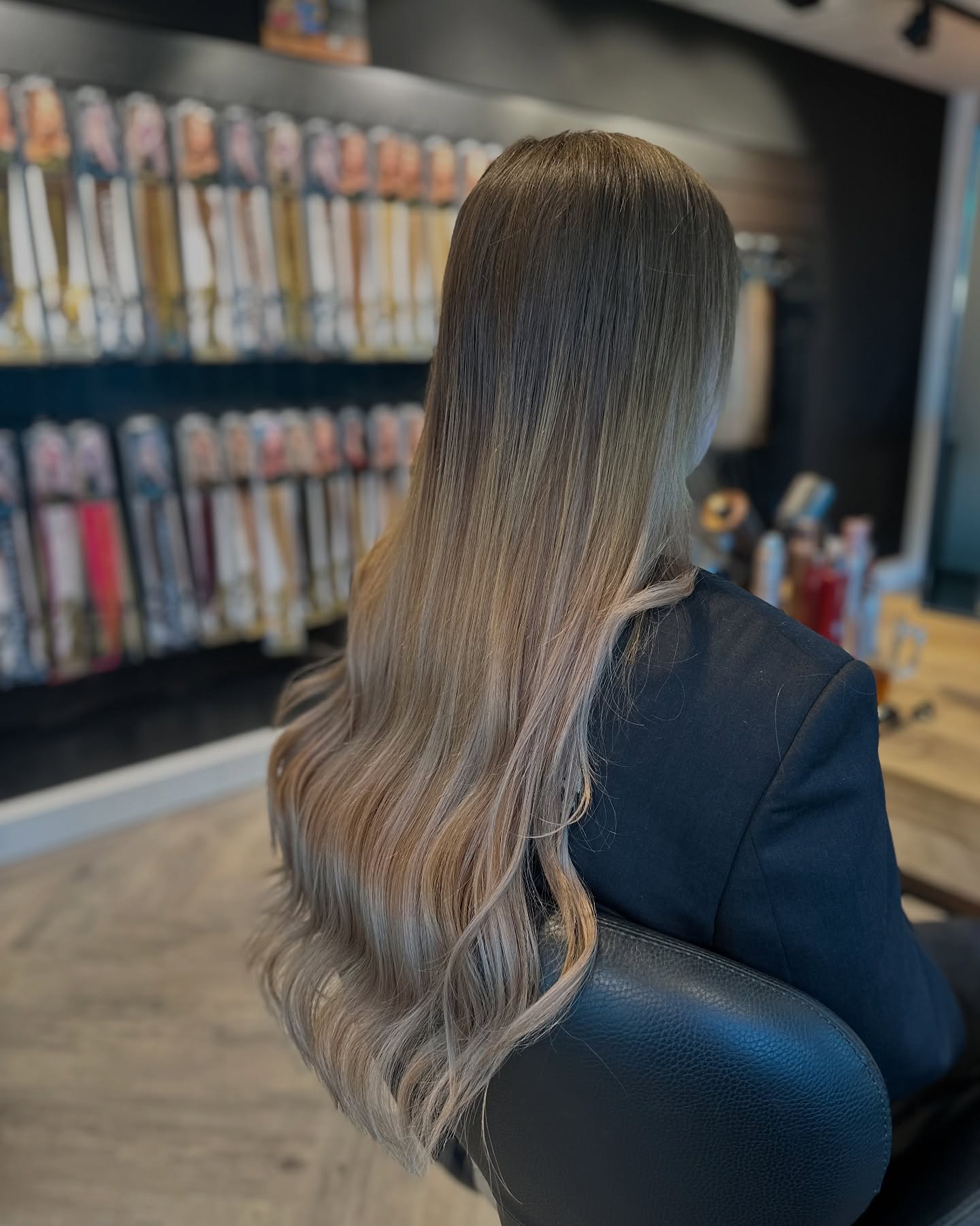 Floor is weer helemaal on point met 120 gram nieuwe weften! De kleur sluit perfect aan op haar eigen haar — alsof het zo gegroeid is. Luxe, volume én een natuurlijke blend voor €490,-. Wat een beauty! #weften #hairextensions #hairextensionspecialist #natuurlijkhaar #hairextensionstylist #envyhair #nikitashairextensions #hairextensionartist #hairgoals #volumehair #blendperfect #zoetermeerhair #hairextensionsnederland #hairtransformation