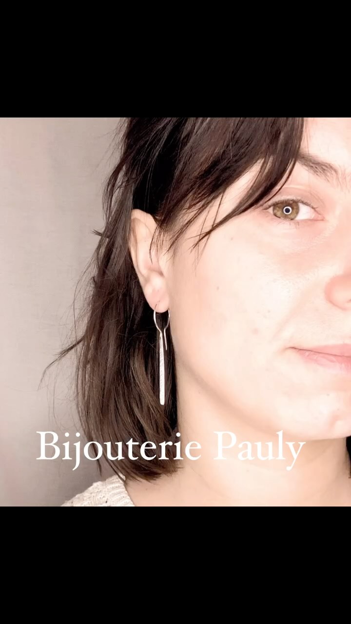 ✨ Découvrez l’élégance intemporelle de mes bijoux en argent massif ✨
Derrière chaque bijou, il y a mes mains, mon savoir-faire et beaucoup de passion. Dans un petit atelier au Pouliguen, je façonne chaque pièce en argent massif avec patience et amour, pour créer des bijoux uniques qui traverseront le temps.
Merci à vous qui faites vivre l’artisanat et les petites entreprises ! 💛
📍 Fait main en France | ⚒️ Artisanat local | ✨ Pièces uniques
Dites-moi laquelle vous fait craquer en commentaire ! 💖
#ArgentMassif #MadeInFrance #FaitMainAvecAmour
#BijouxFaitMain #AtelierFrançais #bijouxartisanaux #artisanat #artisane #labaule #bijoux #bijouxcreateur #faitmain #loireatlantique #lepouliguen #handmadejewelry #presquileguerandaise #cotedamour