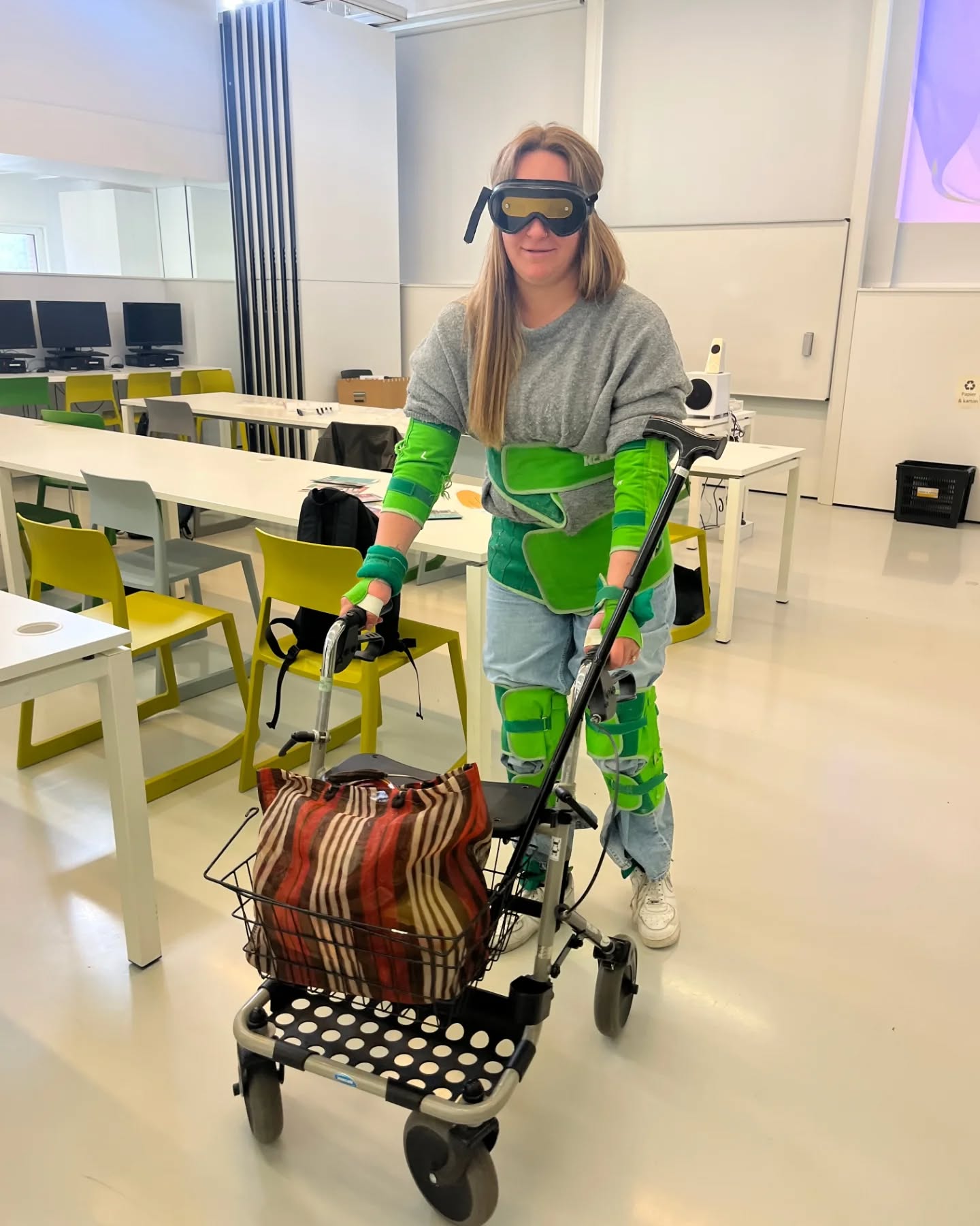 Week van de Valpreventie in het OLC! ๐ง๐
Deze maand zetten we in het OLC valpreventie in de kijker. De leerlingen van CZR dompelden zich onder in de leefwereld van ouderen en hulpbehoevenden. ๐ก
Met behulp van de ouderdomssimulator รฉn de JOHH TROFEE-app konden ze zelf ondervinden hoe het voelt om te leven met fysieke beperkingen. Een fysieke en virtuele ervaring met een grote impact! Deze activiteit werd door de leerlingen als een meerwaarde ervaren voor hun opleiding en stage. ๐
#weekvandevalpreventie #valpreventie #saiaalst #sintaugustinusinstituut #aalst #