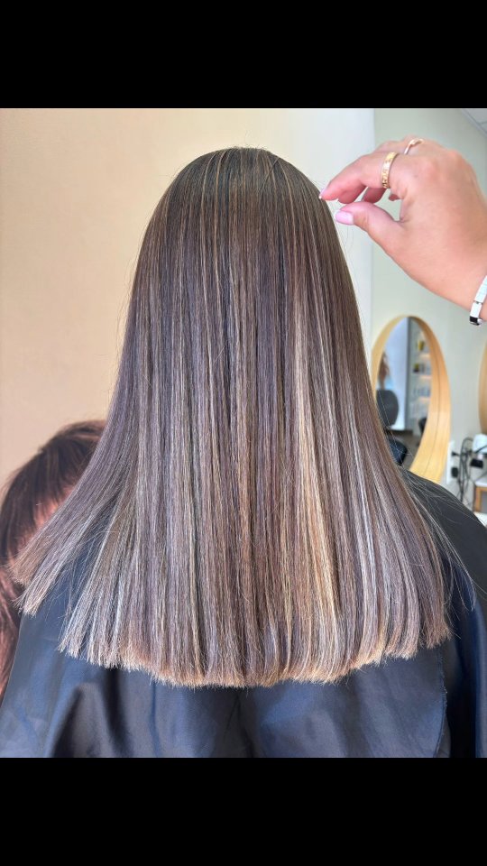 ✨ Babylight douceur & effet naturel ✨
Aujourd’hui au salon, sur une base naturelle, nous avons réalisé un babylight tout en finesse, avec un effet racine pour un rendu lumineux et facile à entretenir !
Notre cliente souhaitait un éclaircissement tout en gardant des reflets dorés et naturels… et on adore le résultat !
Pensez à réserver votre rendez-vous en ligne sur
➡️ www.espritcoiffure.fr
L’Esprit Coiffure
18 rue Victor Hugo – 62950 Noyelles-Godault
📞 03 21 76 13 60
#babylights #effetnaturel #coiffurefemme #blondnaturel #refletsdorés #hairinspiration #hairtransformation #coiffurehautdegamme #salondecoiffure #noyellesgodault #espritcoiffure #coiffeusenoyellesgodault #blondehair #hairgoals #soleil