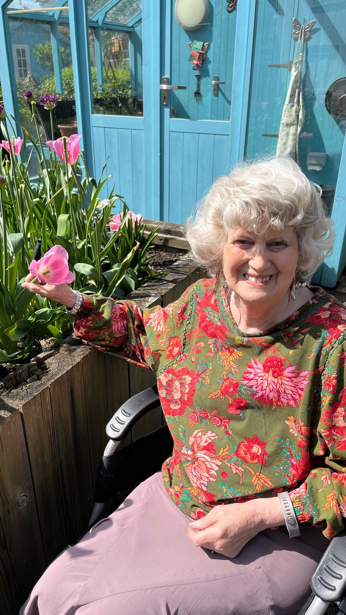 Spend a Day in the Life with resident Margaret at Cavendish Park!
From morning stretches 🧘♀️ to singing club 🎤 to tea and gossip with bestie Colin ☕️👵🏼👴🏼 - Margaret is truly living her best life and loving every second ✨
Follow for more heartwarming vibes and daily adventures! ☀️
#DayInTheLife #CareHomeVibes #CavendishCrew #BestieEnergy #WholesomeVibesOnly #DITL #GoldenHourEveryHour #MargaretMoments #SeniorSquad #TikTokCares #FeelGoodFeed #EverydayJoy #BestLifeClub #DayInMyLife #ComeWithMe #DailyRoutineVibes #HeartwarmingContent