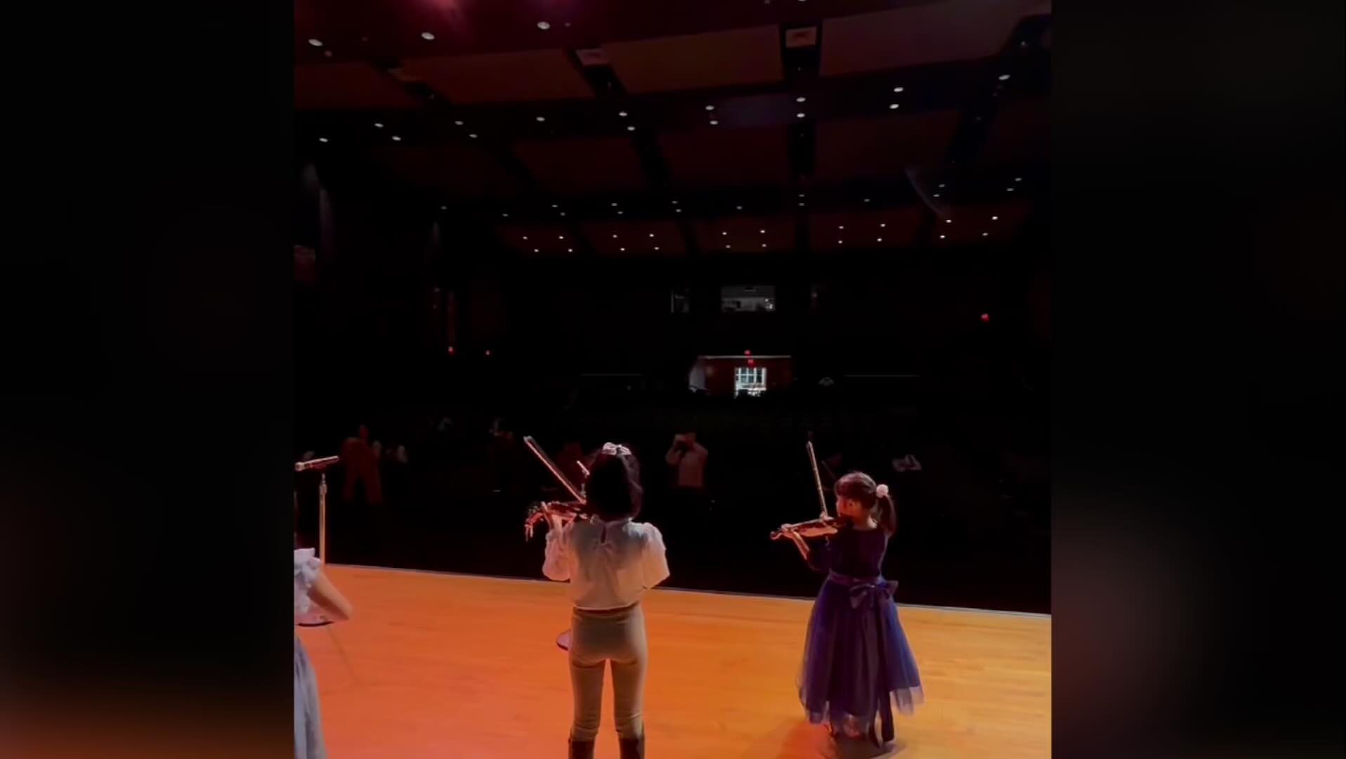 每一個閃耀的瞬間,都是孩子們努力的成果。
Every shining moment is the result of their hard work.
來自星星的你慈善音樂會
“From the Star” Charity Concert
#mondaymusicmoments #fromthestar #studentperformance #littlestars #musicjourney #proudmoment #performanceday #musiceducation #shiningstars #stagemoments #memorymaker
#來自星星的你 #音樂會紀錄 #孩子的舞台 #音樂成長路 #小小表演者