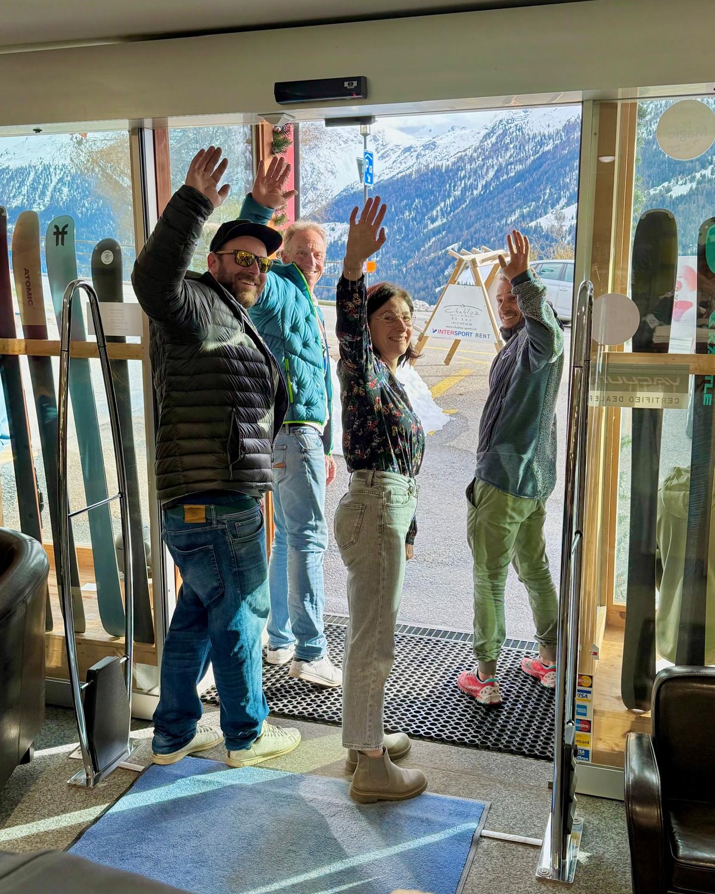 ✨Et voilà, rideau sur une magnifique saison d’hiver chez Chabloz Sports ! ✨
Un immense MERCI à vous tous – clients fidèles, passionnés de montagne, amis de passage – pour votre énergie, votre bonne humeur et votre confiance tout au long de cet hiver.
C’est le cœur léger (et les bras en l’air) qu’on vous dit à bientôt !👋🏻
On vous souhaite un printemps actif plein de soleil, de nature et de découvertes.
On se retrouve très vite pour la saison rando & vélo – on a déjà hâte !
