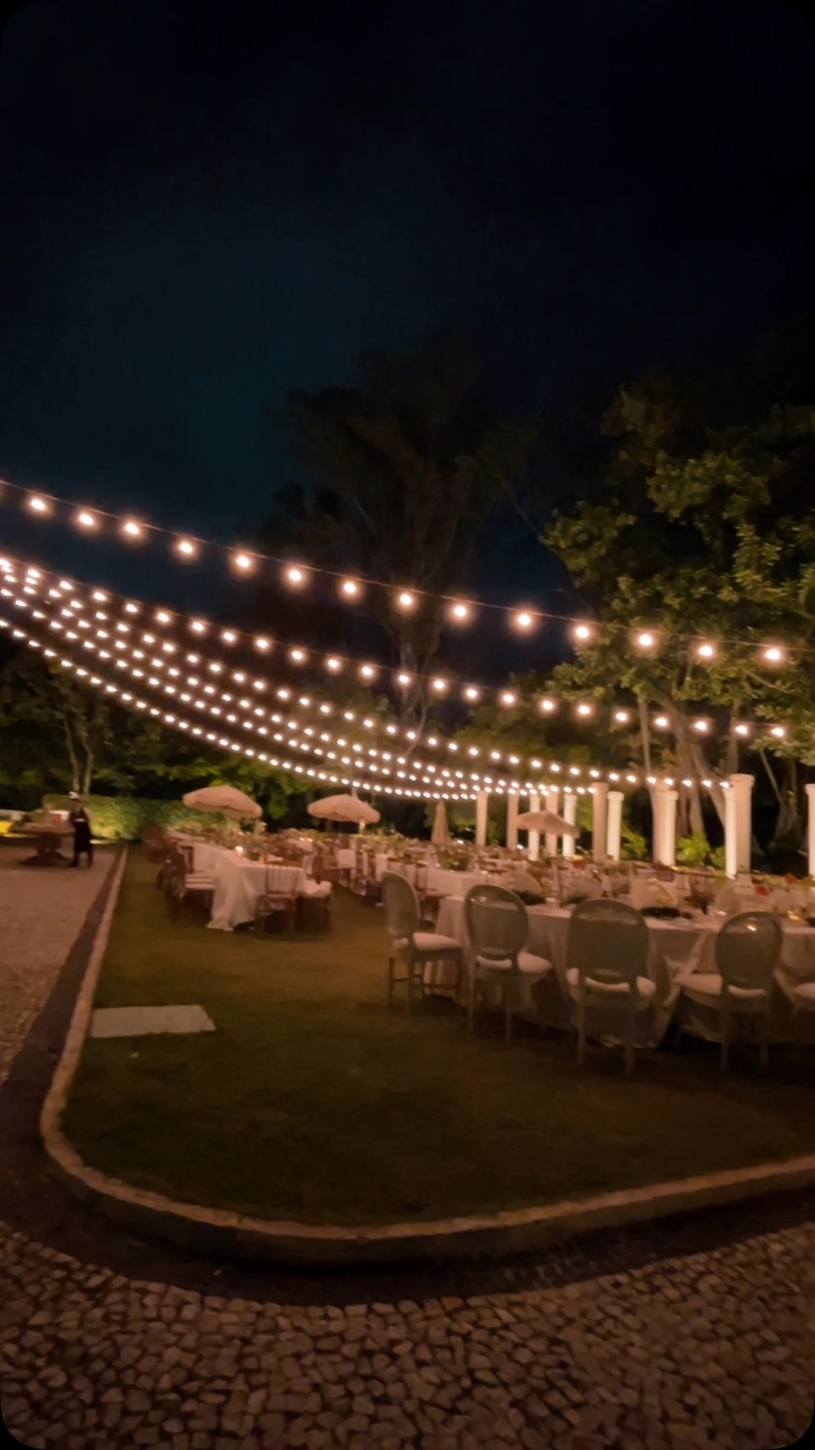 Um pouquinho da nossa entrega com muito carinho para o casamento da Lúcia e do Eduardo.
No casamento deles cuidamos de toda parte de sonorização, iluminação de pista e iluminação cênica.
Decor: @gallery.estudio
Assessoria: @julianafragaeventos