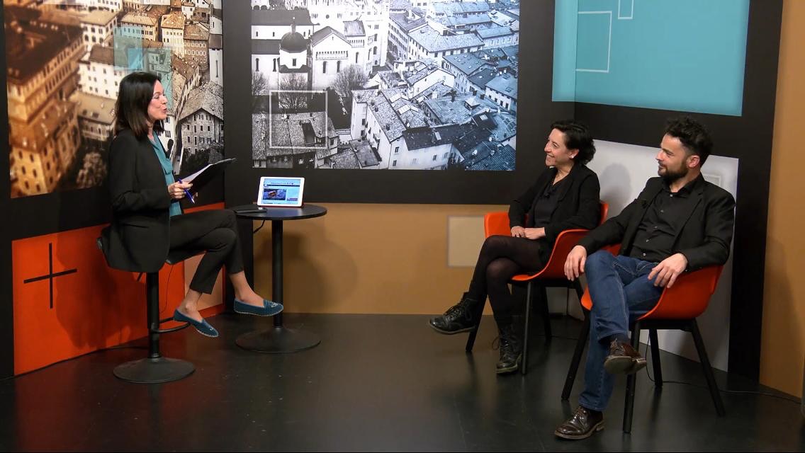 Oggi siamo stati ospiti da RTTR per raccontare della cuoca Resi, del padrone di casa, della signorina Firmian… e di tutte le anime che hanno abitato CASA DI GUERRA
Per rivedere la puntata: https://www.radioetv.it/2025/04/30/via-zanella-1-del-30-04-2025/
📅 2-3-4 maggio
📍 Tenuta Conti Bossi Fedrigotti – Pomarolo (TN)
🎟️ https://www.evoeteatro.it/casa-di-guerra
