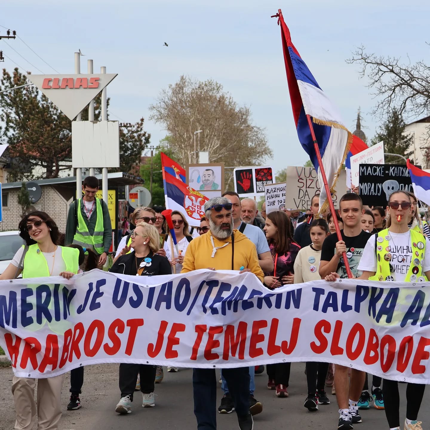 Prošle srede održan je drugi po redu zbor građana opštine Temerin. Zbor je održan na (polu)kružnom toku na ulazu u Bački Jarak. Kolona građana je prvobitno krenula iz centra Temerina peške, a mnogi građani su se usput priključili. Na zboru se govorilo o skandalznoj korupciji koja vlada u opštini, još skandaloznijim problemima sa (ne)pijaćom vodom i krajnje neophodnoj podršci studentima u blokadi. Kompletan zapisnik sa zbora sa svim detaljima možete pogledati na FB grupi Zbor Temerin, na kojoj se od skoro redovno objavljuju sve aktivnosti u organizaciji zbora.
Treći zbor održaće se ove nedelje, 27og aprila, na parkingu kod FKL-a u 12 sati nakon akcije čišćenja u organizaciji Ekološke inicijative tokom koje će građani počistiti smeće na ovom delu kako bi se sprečilo formiranje divlje deponije od strane neodgovornih pojedinaca i još neodgovornijih lokalnih vlasti koji dozvoljavaju da se takvo ponašanje normalizuje.
Na trećem zboru diskutovaće se o važnim organizacionim temama i budućim akcijama, koje bi primorale lokalne vlasti da ispune legitimne i za život svih građana esencijalne zahteve zbora. Kriza u kojoj se nalazimo neće se rešiti sama, imamo izbor da kroz ovakvu organizaciju, u kojoj svaki građanin ima pravo da se njegov glas čuje i vrednuje, pokušamo da sami uzmemo svoju sudbinu u svoje ruke i odlučujemo o načinu na koji ćemo živeti. U protivnom ukoliko to ne učinimo, prepustićemo maloj privilegovanoj kliki ljudi da to radi za nas, sa malim ili nikakvim nadzorom, a čije će interese ta klika ljudi da štiti najbolje možemo videti iz proteklih 30+ godina političkog života u Srbiji.
#zbortemerin
#zbor #zborovi #temerin