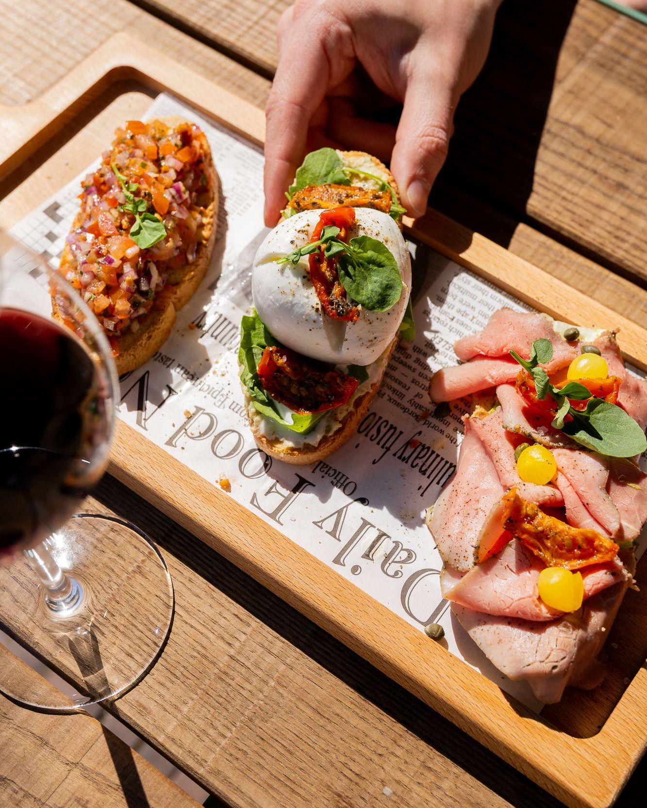 Ieder kwartaal maak ik bij @cafeichendich nieuwe content. Tijdens de shoots fotograferen we de (nieuwste) gerechten en drankjes, maar ook de medewerkers, spelen we in op bijzondere momenten Γ©n filmen we leuke reels.
Jouw social media is je online visitekaartje. In één oogopslag wil je dat jouw feed dezelfde beleving uitstraalt als jouw zaak in het echt. Bij Ich & Dich is dat gezelligheid, warmte en sfeer, en volgens mij zie je dat, nu al zo'n 3 jaar, best goed terug.πΈ