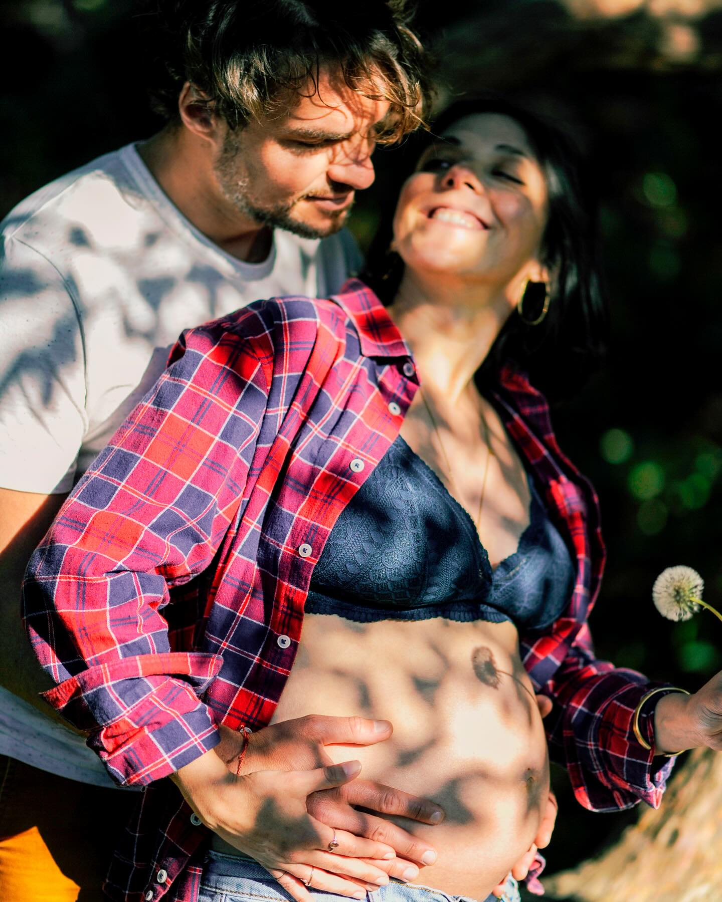 Dans une relation amoureuse, multiplier les critères physiques précis émane d’un besoin crucial de te sentir en sécurité.
Notre cerveau ne fait pas la différence entre ce qui est vrai et ce qui est imaginé. Si tu lui dis qu’en cochant ces cases, cet homme te permettra d’être en sécurité, tu te sentiras effectivement en sécurité avec lui. Pendant un temps…
Donc pour ton cerveau, critères physiques respectés = sécurité, jusqu’à ce que la relation dégénère (non respect de tes besoins par ci, incohérence par là, manque de communication etc.), que tu culpabilises et que tu n’arrives plus à t’en dépatouiller.
Ce besoin de sécurité que tu as, il est aussi légitime qu’il peut te faire faire n’importe quoi. Donc l’idée c’est d’aller l’écouter, mais VRAIMENT l’écouter.
Et pour vraiment écouter ton besoin de sécurité, tu peux :
* Rassurer la part de toi qui culpabilise de revivre les mêmes situations encore et encore et d’osciller entre des relations qui te font du mal et des relations où tu t’ennuies
* Faire de la place à cette part de toi qui a besoin de contrôler autant les choses pour se sentir rassurer
* Laisser s’exprimer la part qui juge les 2 premières et qui bloque le processus de libération émotionnel
C’est ainsi que tu pourras réconcilier les 2 parties qui semblent s’opposer en toi :
celle qui veut vraiment le respect, l’amour, la douceur qu’elle mérite (partie consciente)
et celle qui court après les relations compliquées parce que c’est ce qu’elle connaît (partie inconsciente).
———————————————————————
Je suis Emilie, thérapeute & coach diplômée spécialisée dans la dépendance affective.
J’aide les femmes qui souffrent de schémas toxiques répétitifs à aimer sereinement et librement, sans plus jamais s’oublier.
Tu te reconnais dans ce post ? Faisons connaissance pour savoir comment je peux t’accompagner. Rdv dans le lien en bio ou sur emilie-leduc.com
#dependanceaffective #manipulation#relationtoxique#addiction#dependance#peurs#blessuredabandon#rupture#couple#hypersensibilité #emotions #abandon #perversnarcissique #depression #blessuredelame #selflove #amourdesoi #tinder#date#rencontre #angoisse#solitude #lovecoach #pn #devperso #amourdesoi